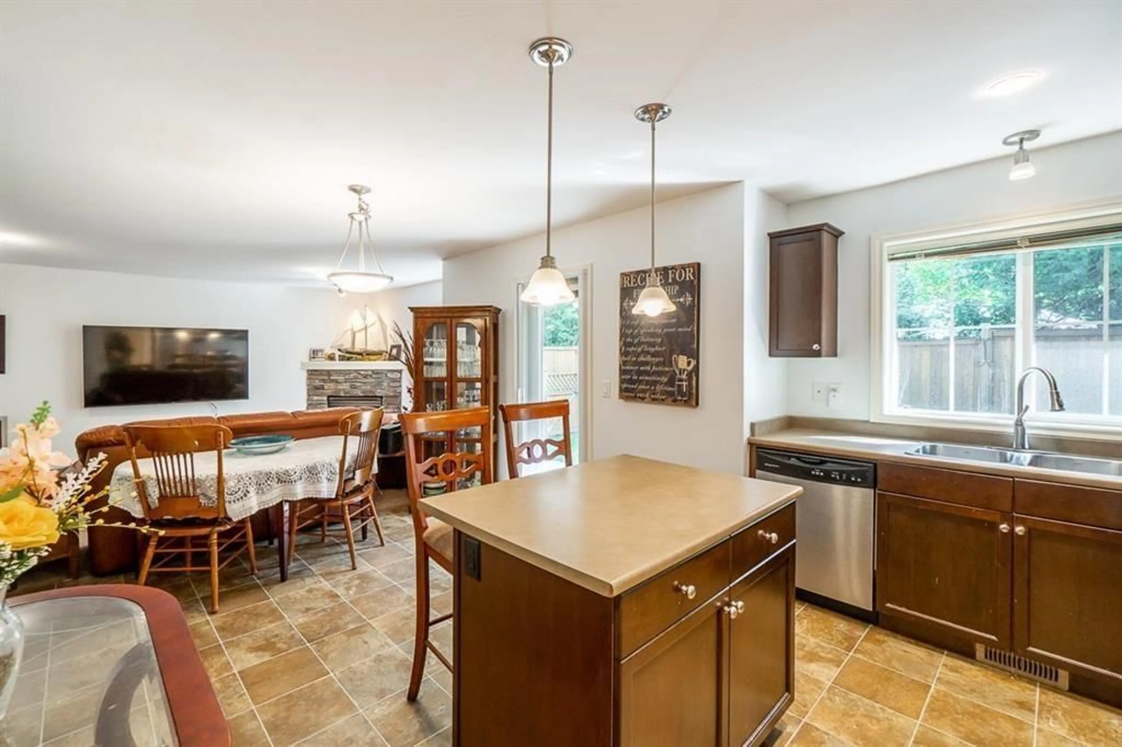 Open concept kitchen, ceramic/tile floor for 27 - 1175 7TH AVENUE, Hope British Columbia V0X1L4