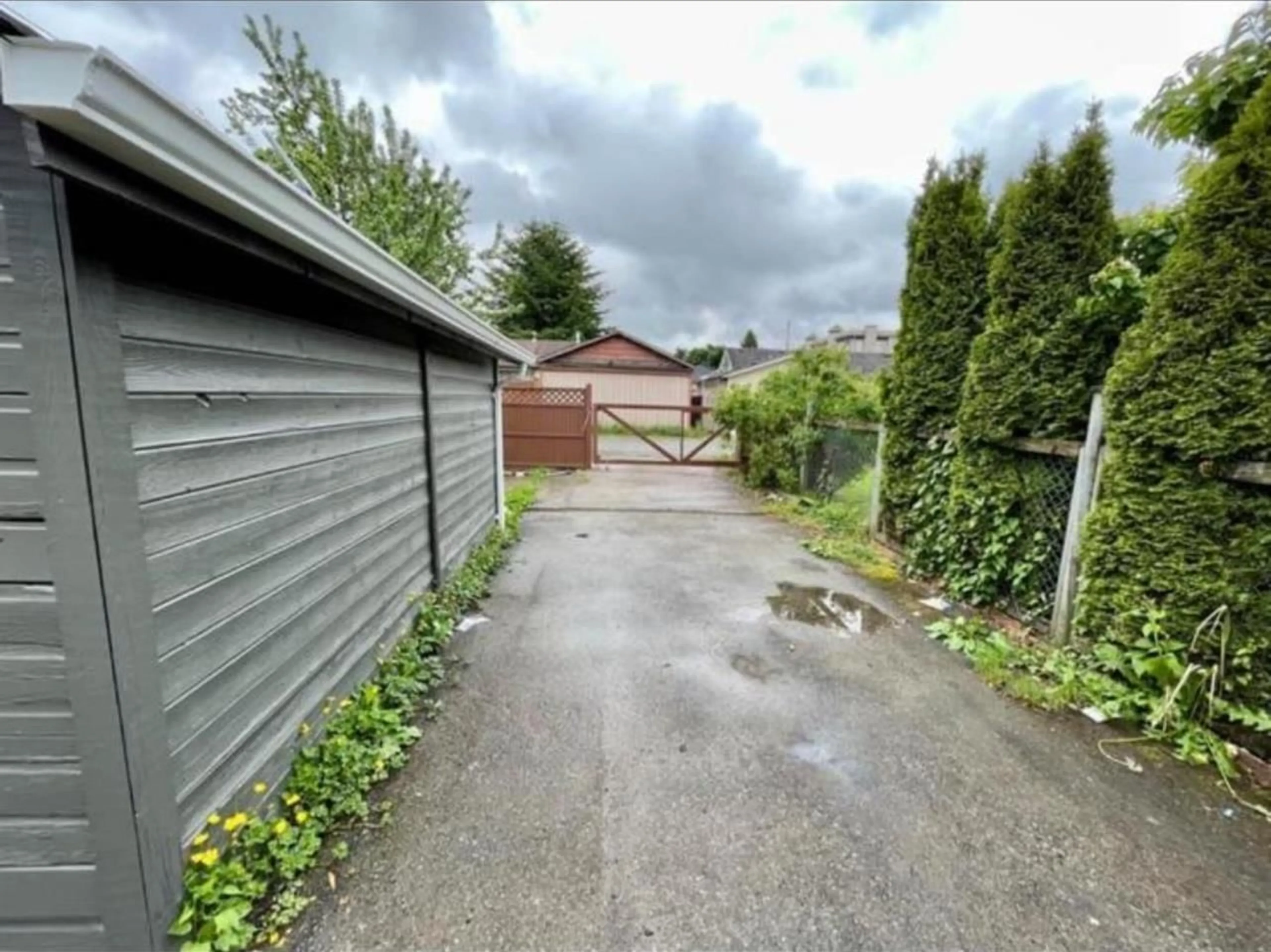 A pic from outside/outdoor area/front of a property/back of a property/a pic from drone, street for 9518 ROBSON STREET, Chilliwack British Columbia V2P4E5