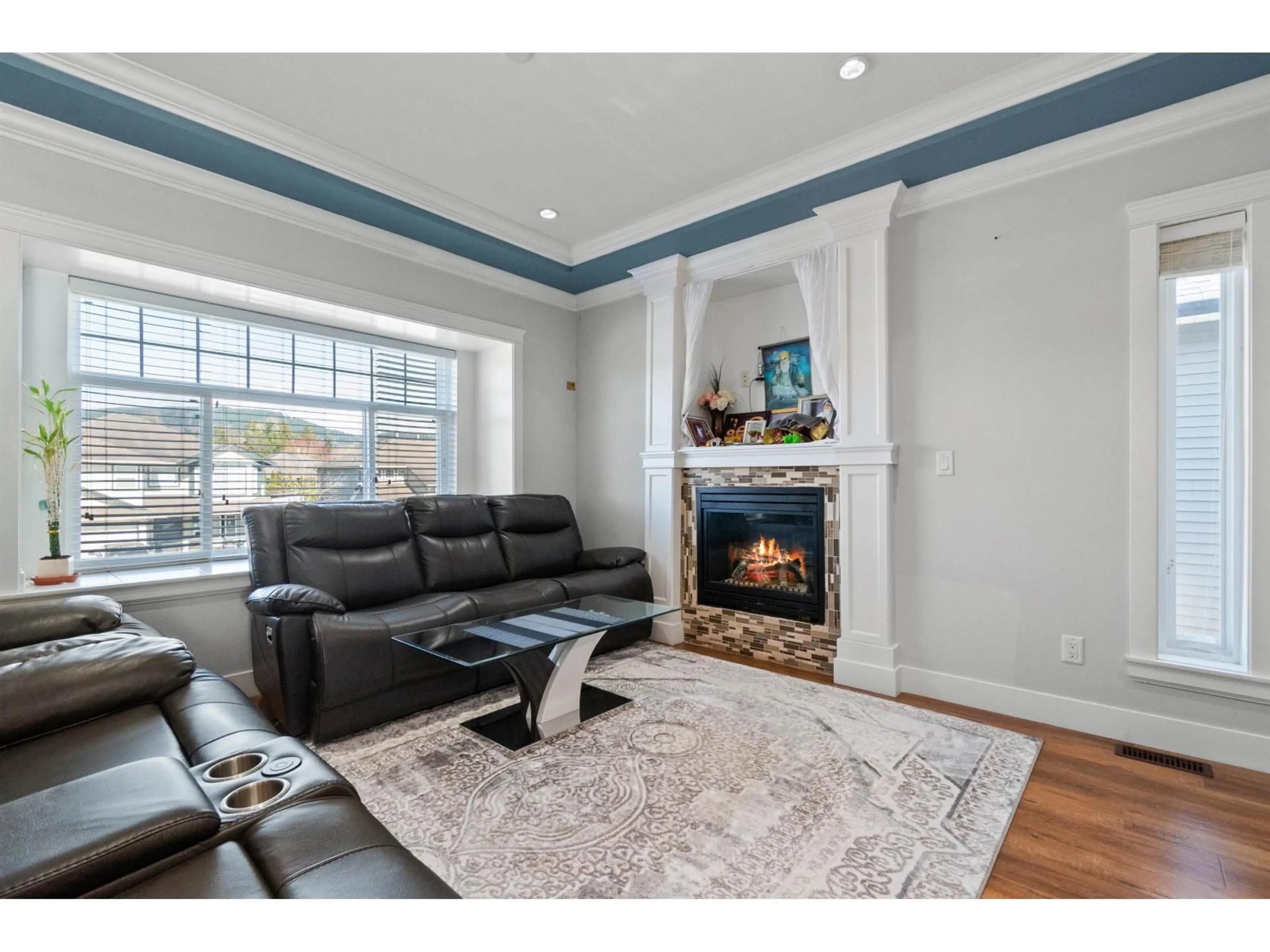 Living room with furniture, unknown for 33008 EGGLESTONE AVENUE, Mission British Columbia V2V7R7