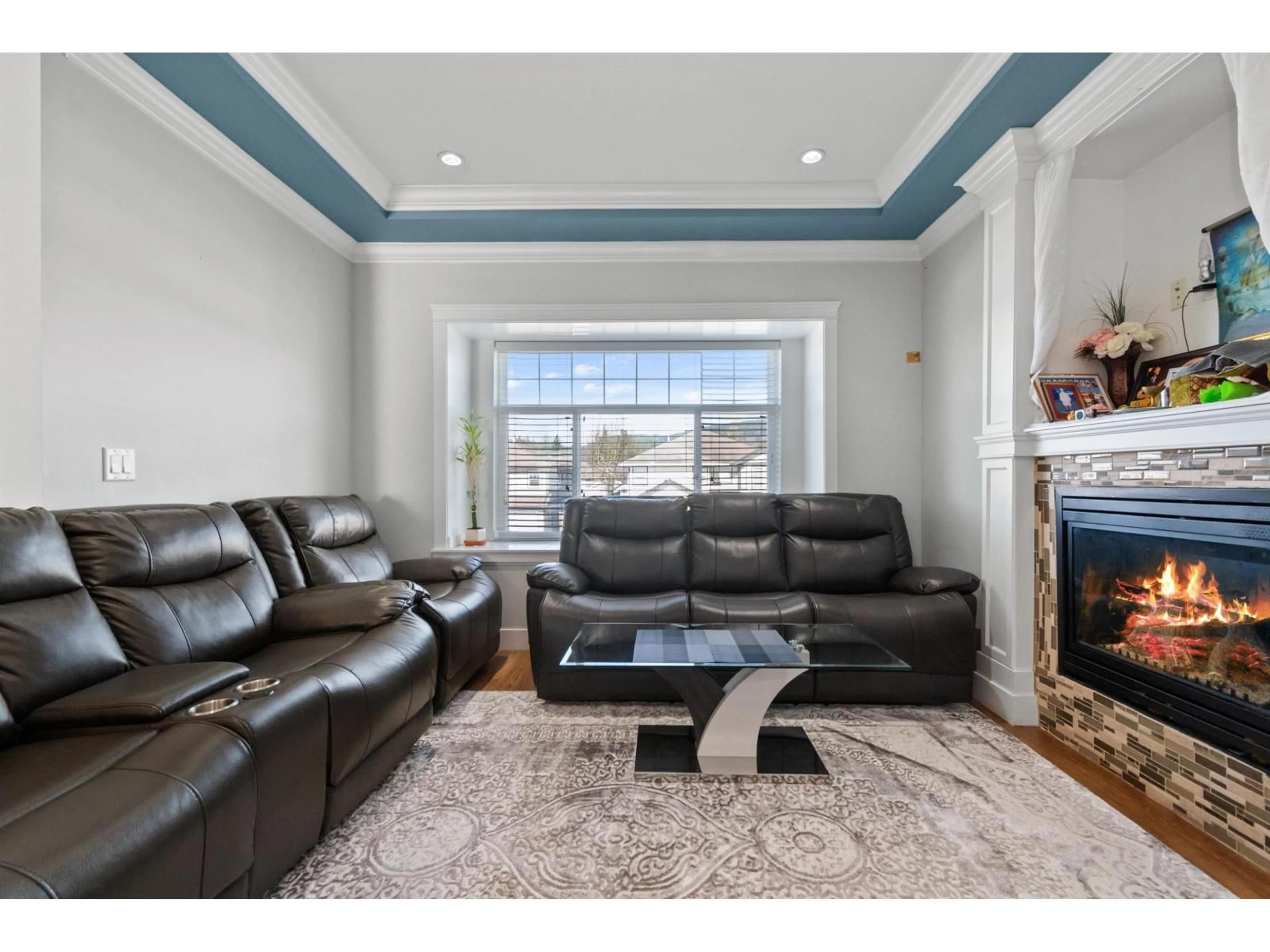 Living room with furniture, unknown for 33008 EGGLESTONE AVENUE, Mission British Columbia V2V7R7