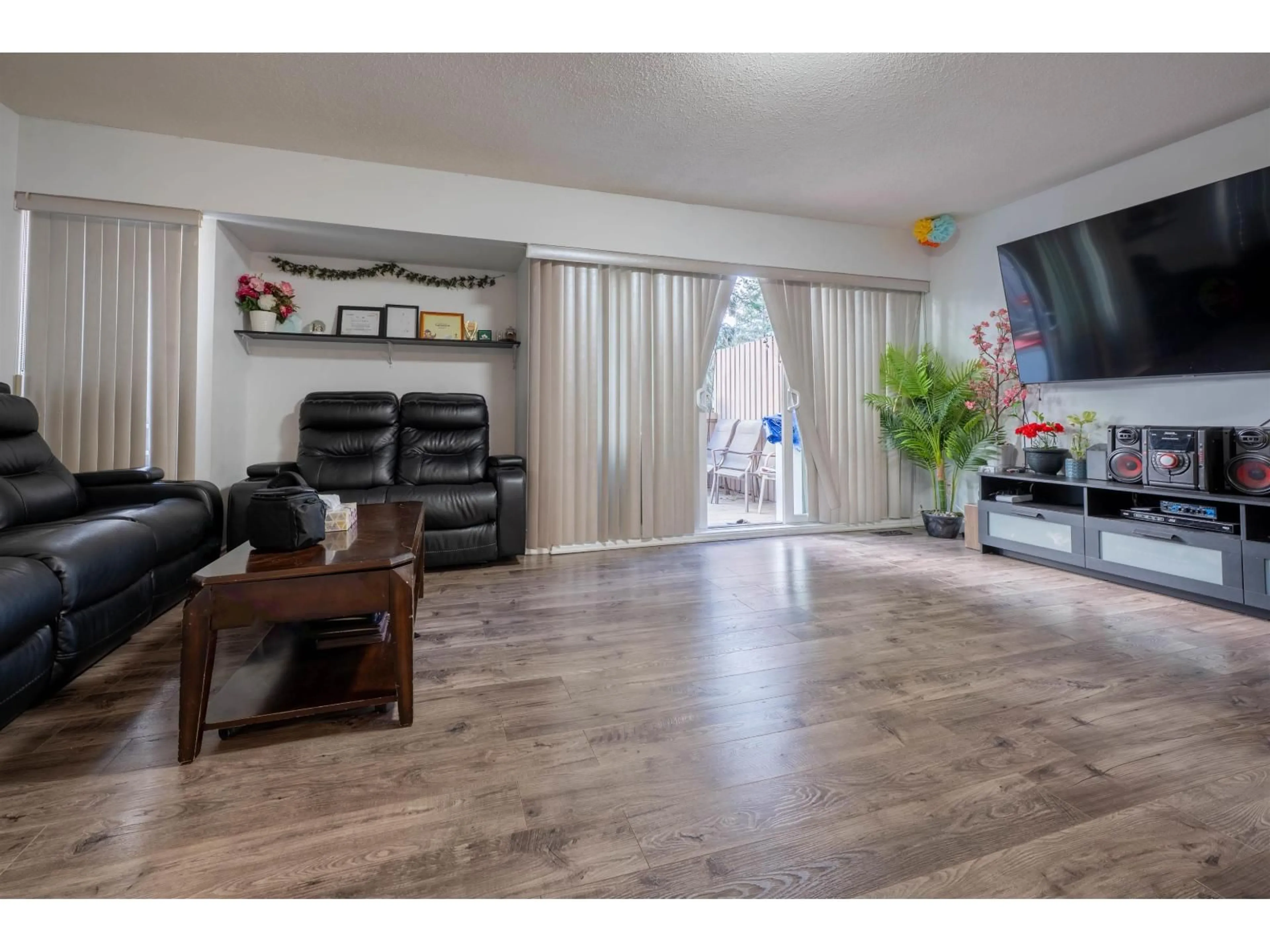 Living room with furniture, unknown for 28 - 13785 102 AVENUE, Surrey British Columbia V3T1N9