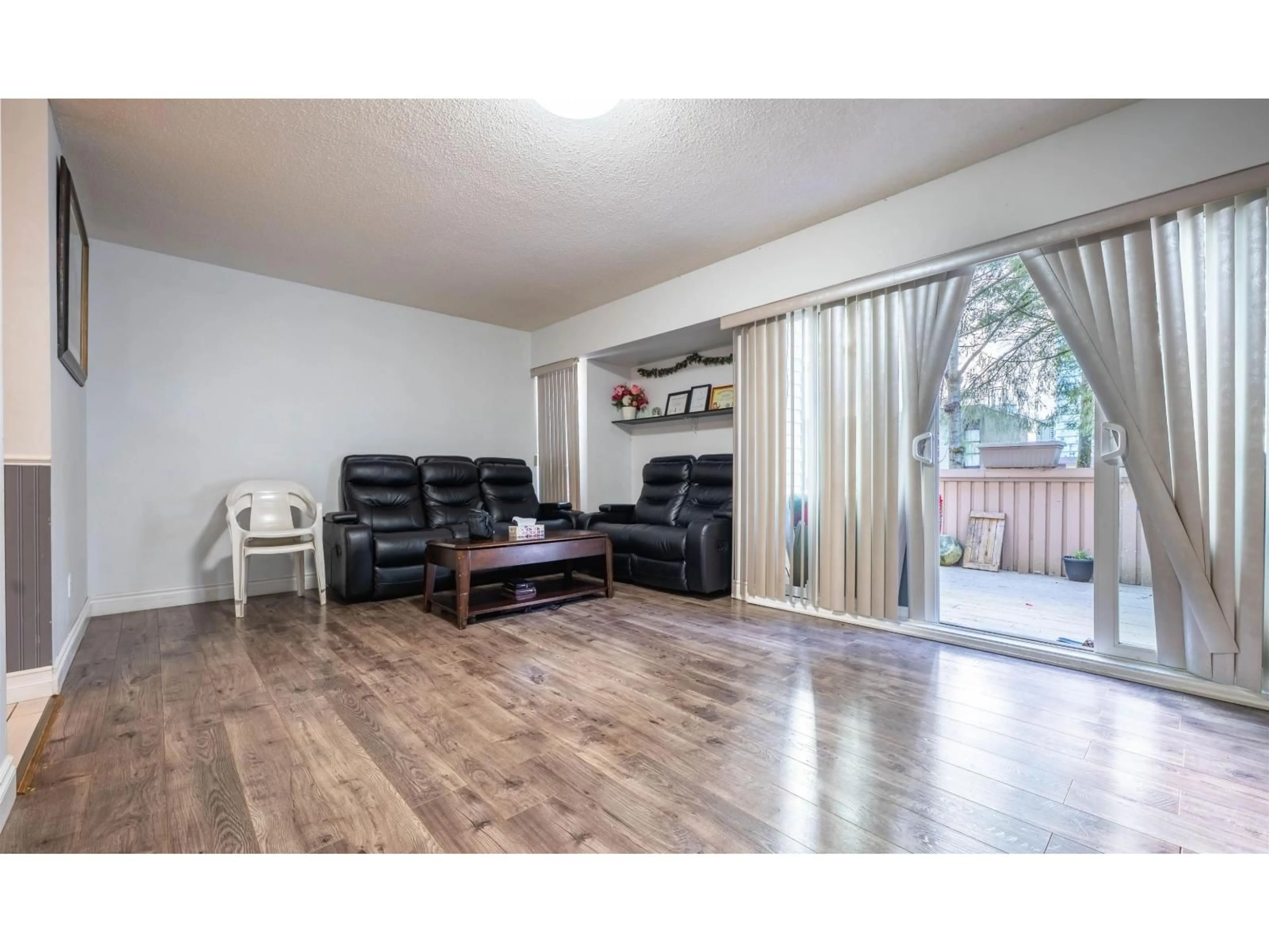 Living room with furniture, wood/laminate floor for 28 - 13785 102 AVENUE, Surrey British Columbia V3T1N9