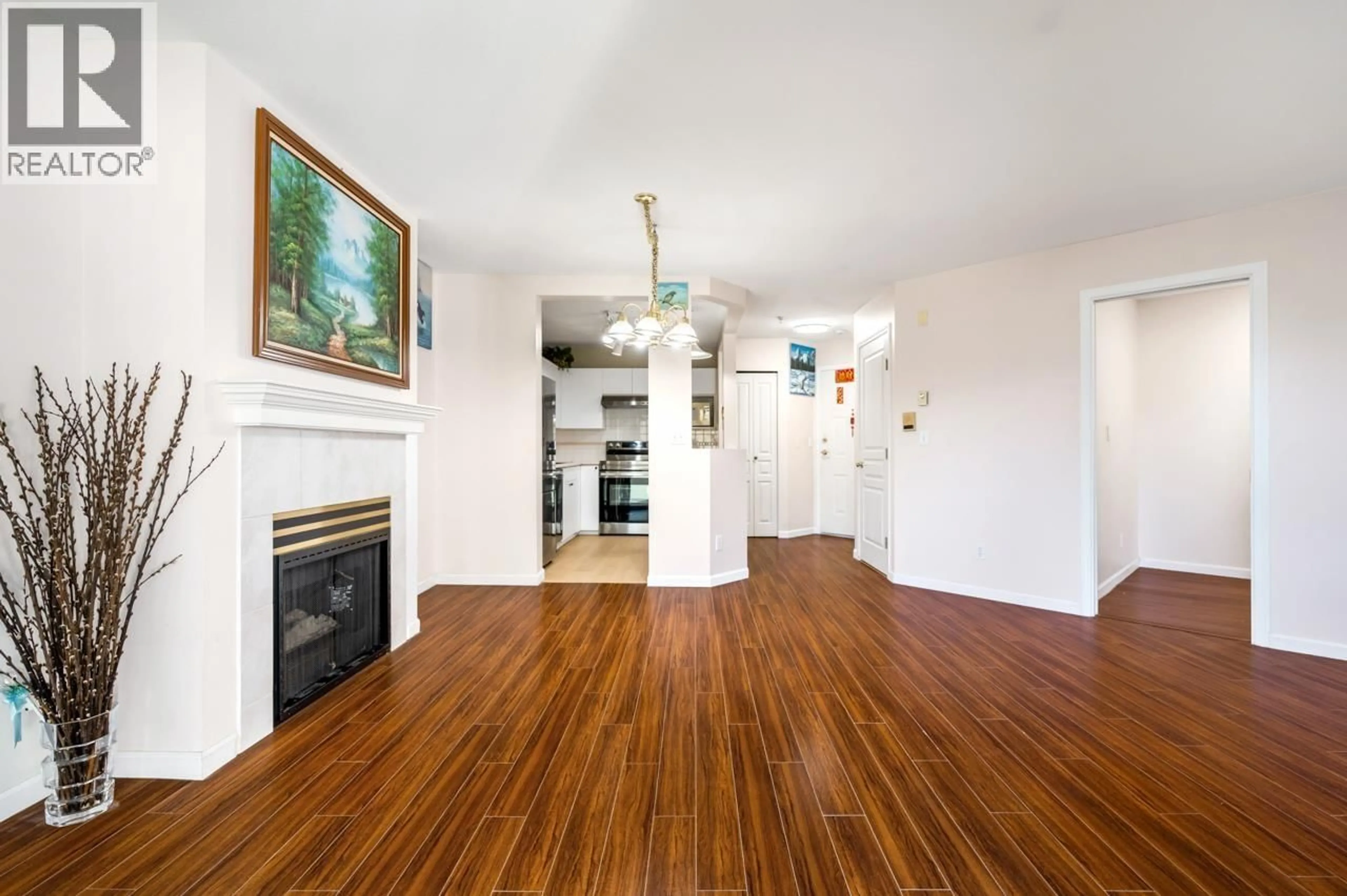 Indoor foyer for 402 - 7139 18TH AVENUE, Burnaby British Columbia V3N4Z3