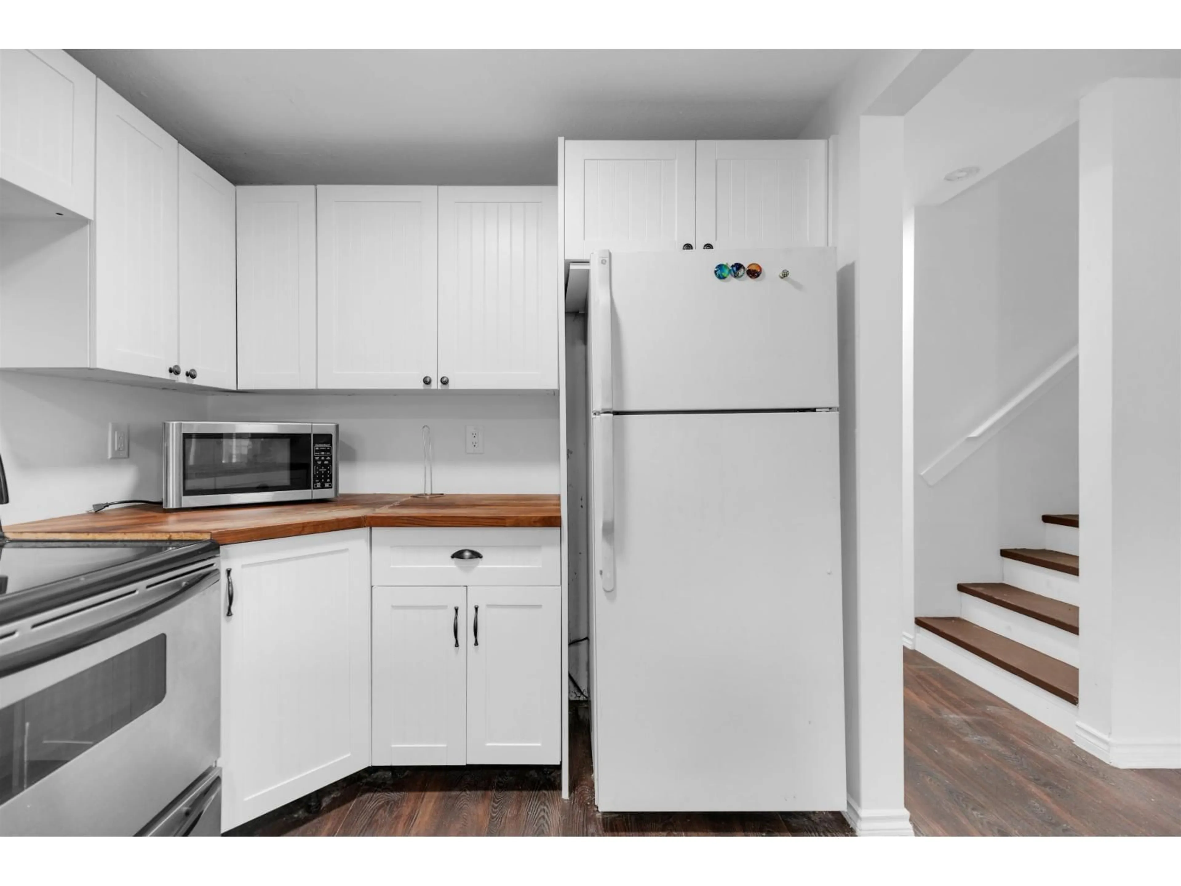 Standard kitchen, wood/laminate floor for 19877 53RD AVENUE, Langley British Columbia V3A6W2