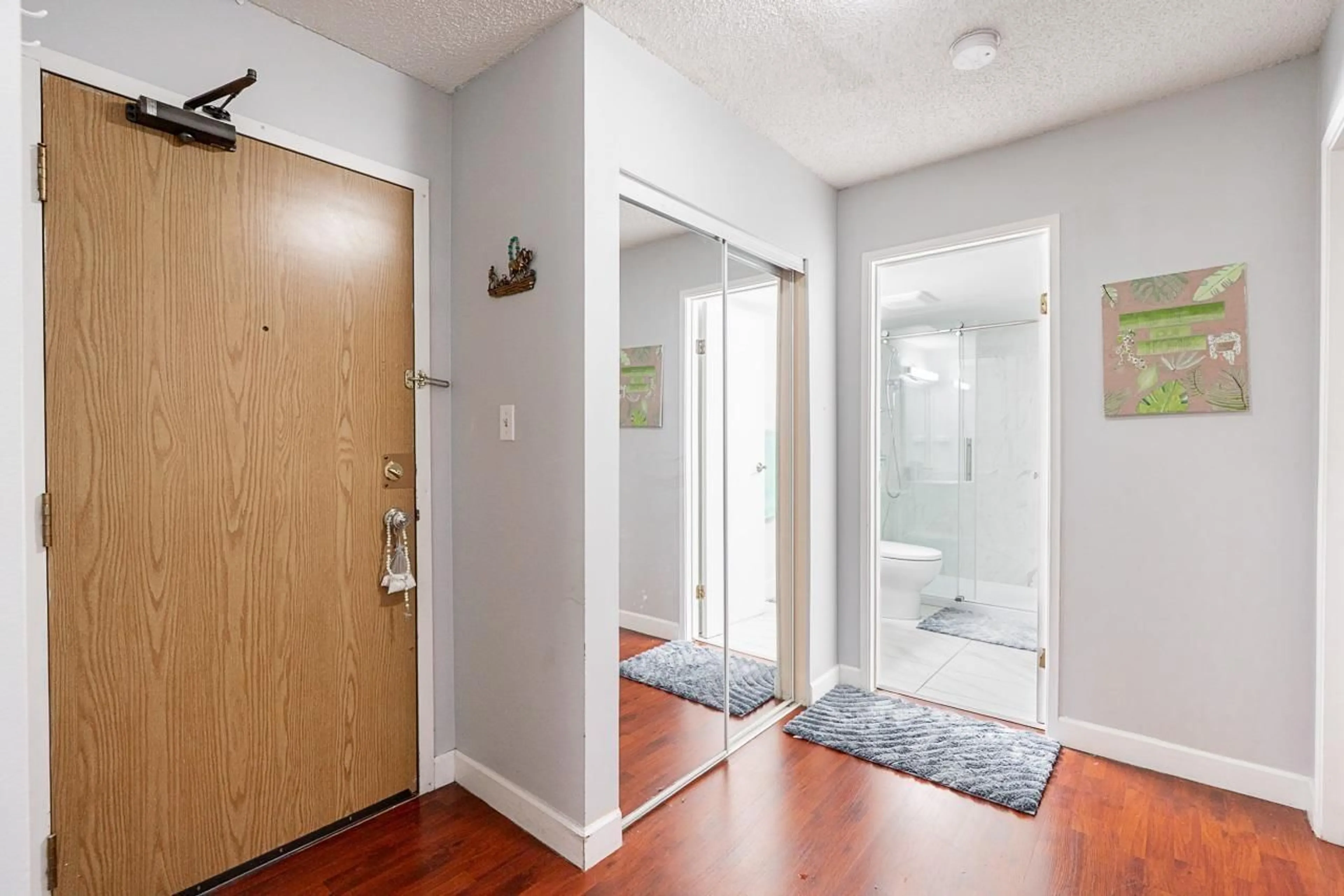 Indoor entryway for 203 - 10680 151A STREET, Surrey British Columbia V3R8T4