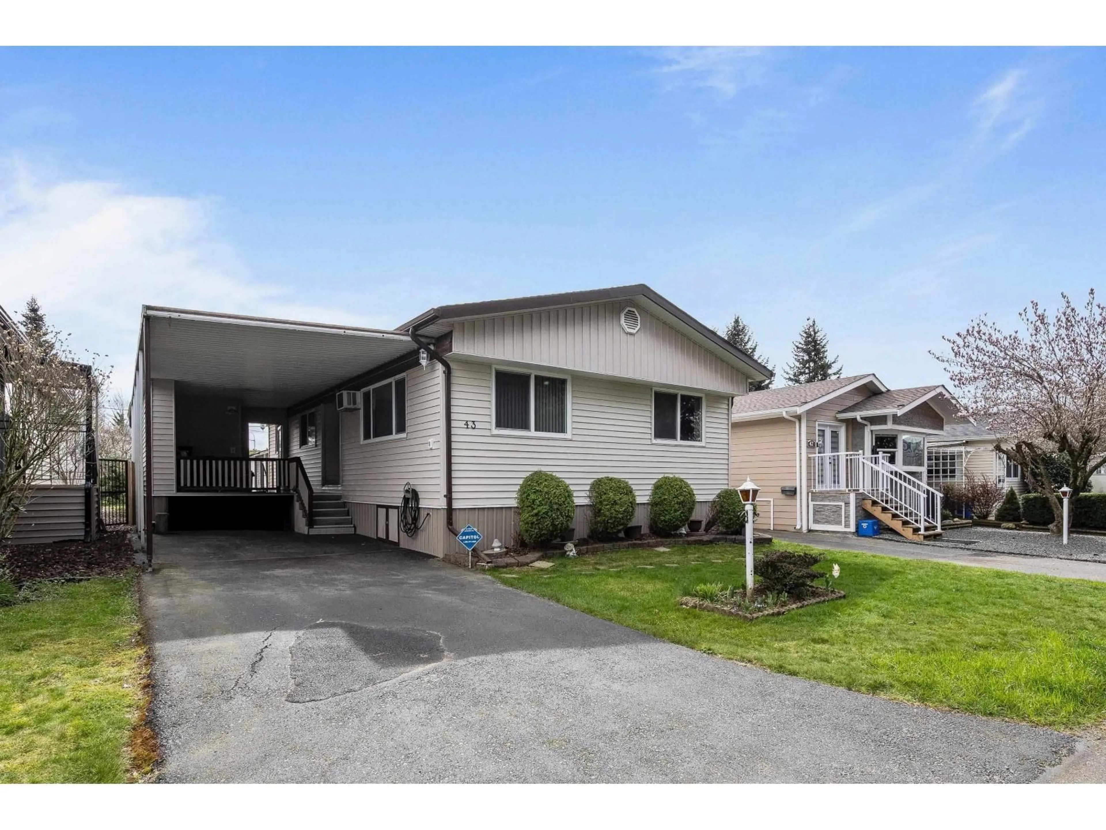 Home with vinyl exterior material, street for 43 - 31313 LIVINGSTONE AVENUE, Abbotsford British Columbia V2S1M3