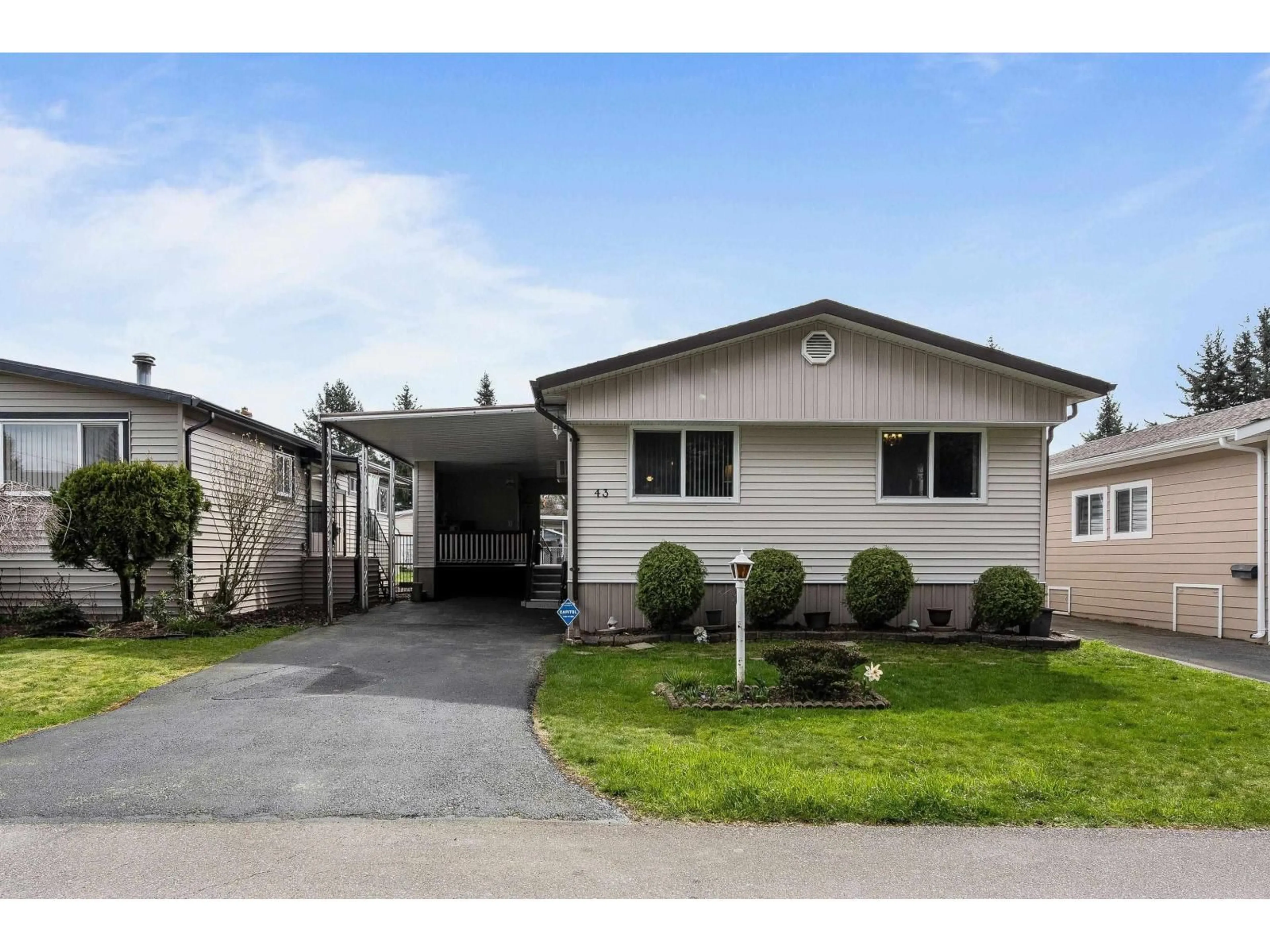 Home with vinyl exterior material, street for 43 - 31313 LIVINGSTONE AVENUE, Abbotsford British Columbia V2S1M3