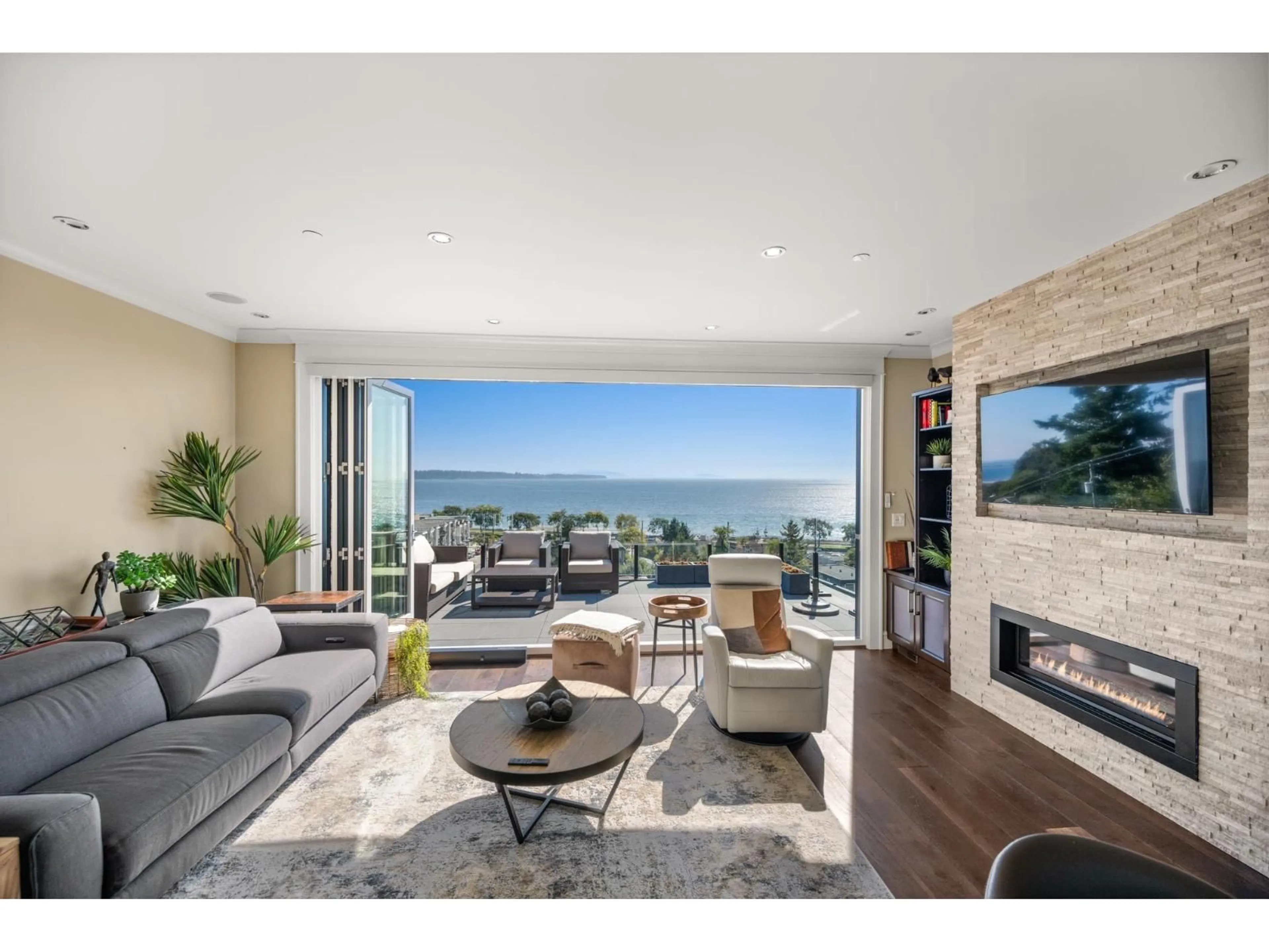 Living room with furniture, unknown for 14786 MCDONALD AVENUE, White Rock British Columbia V4B2C8