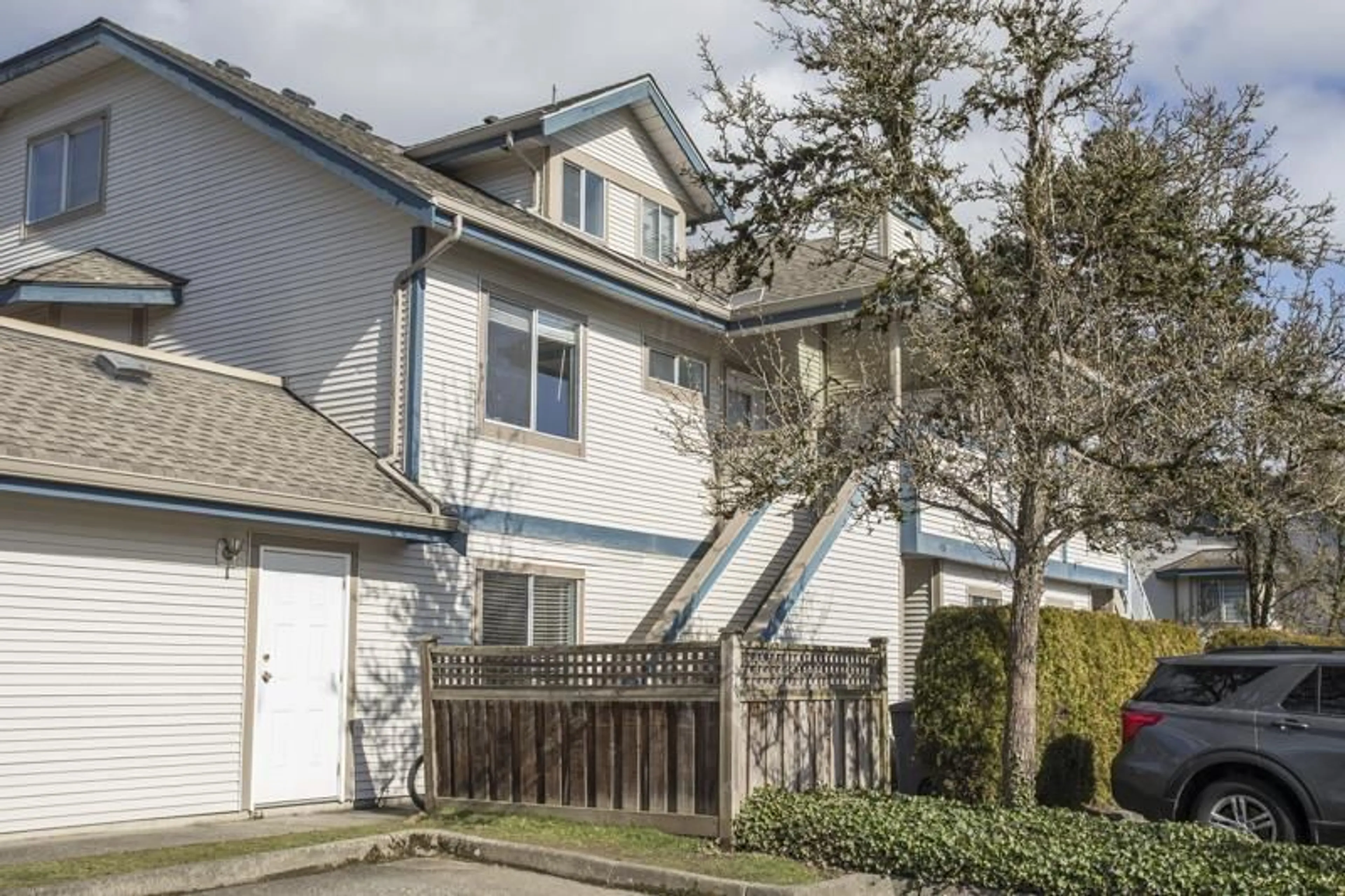 Home with vinyl exterior material, street for 213 - 7837 120A STREET, Surrey British Columbia V3W0W9