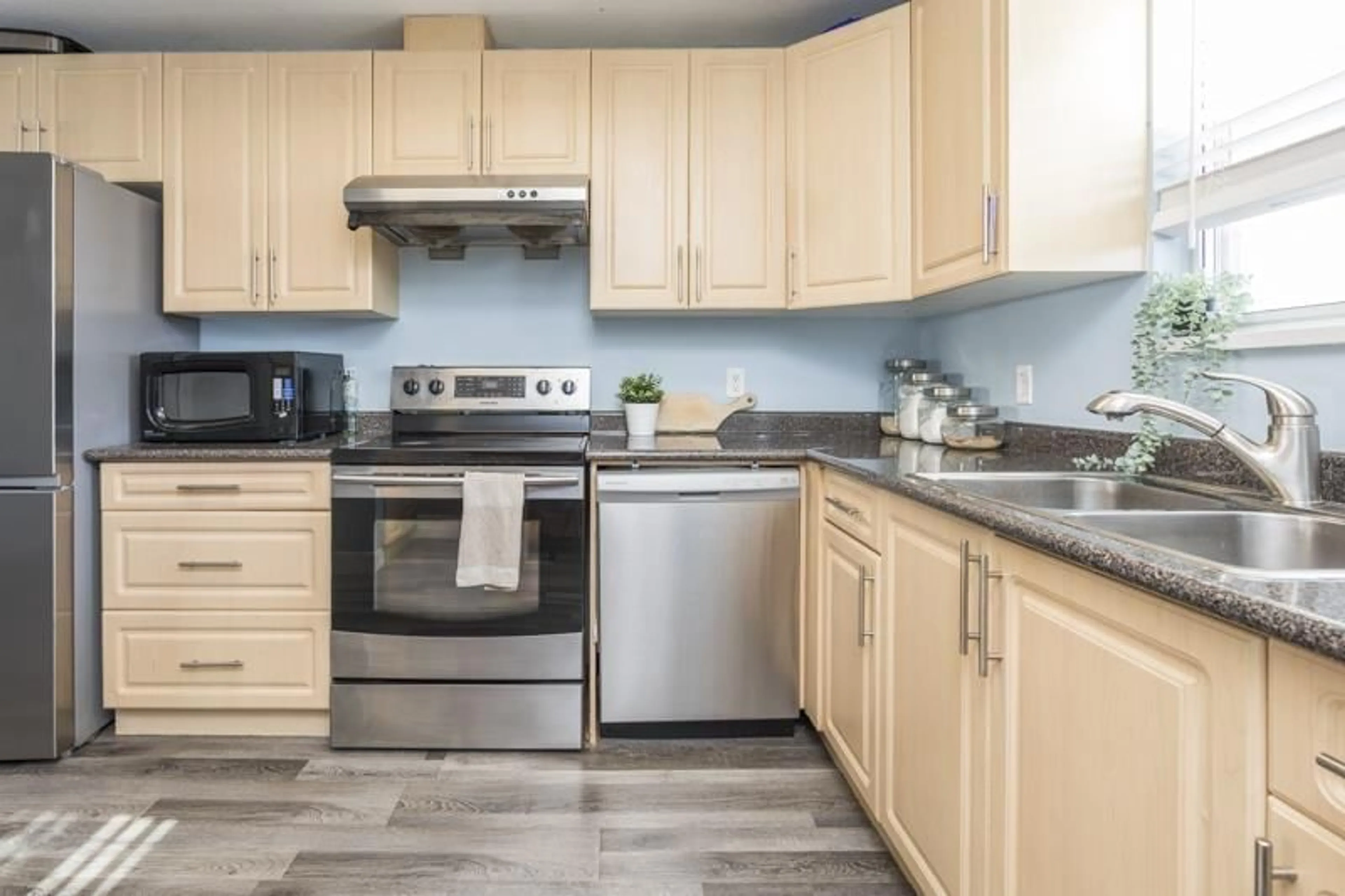 Standard kitchen, wood/laminate floor for 213 - 7837 120A STREET, Surrey British Columbia V3W0W9