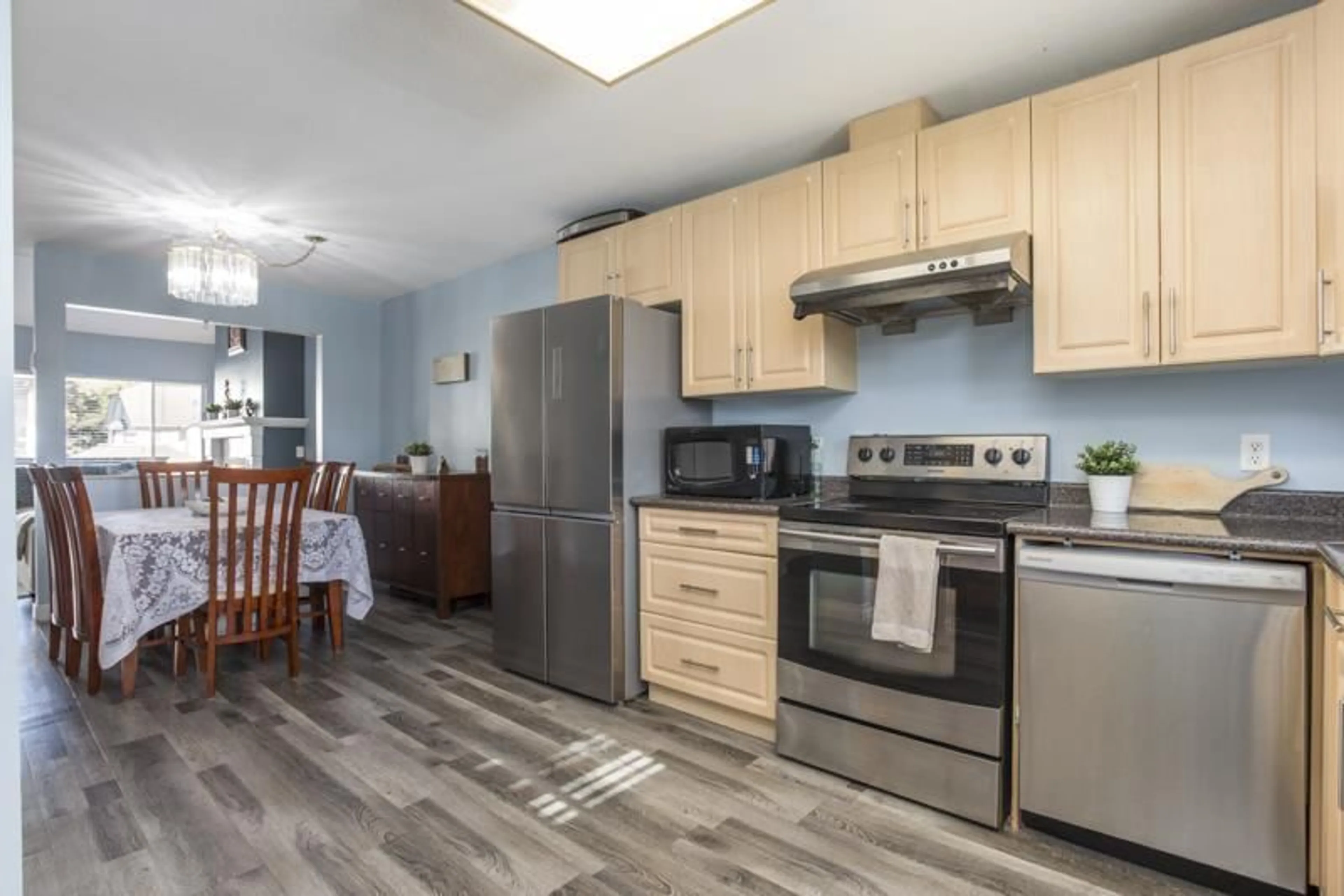 Standard kitchen, wood/laminate floor for 213 - 7837 120A STREET, Surrey British Columbia V3W0W9