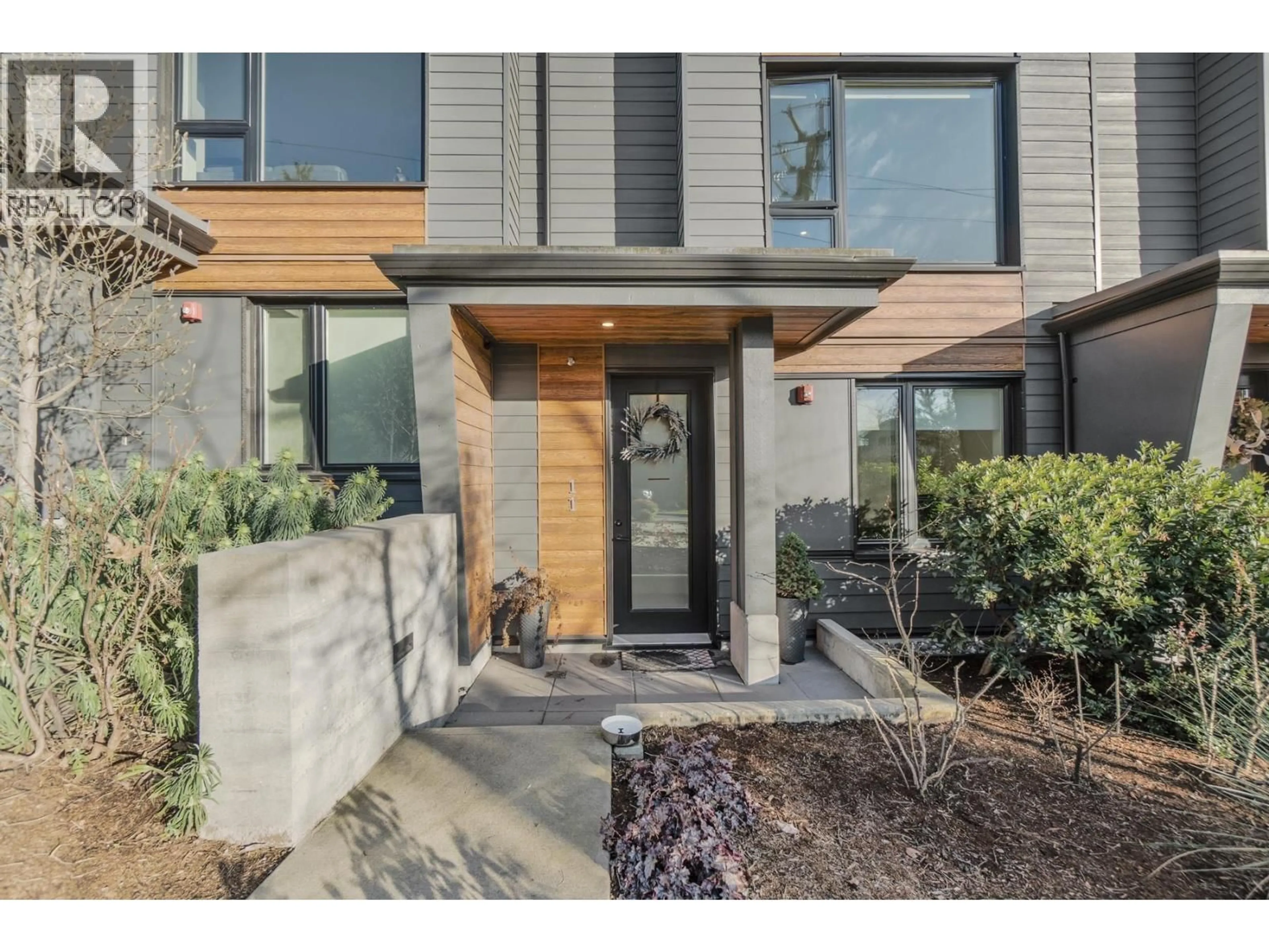 Indoor entryway for 11 - 528 2ND STREET, North Vancouver British Columbia V7L0G8