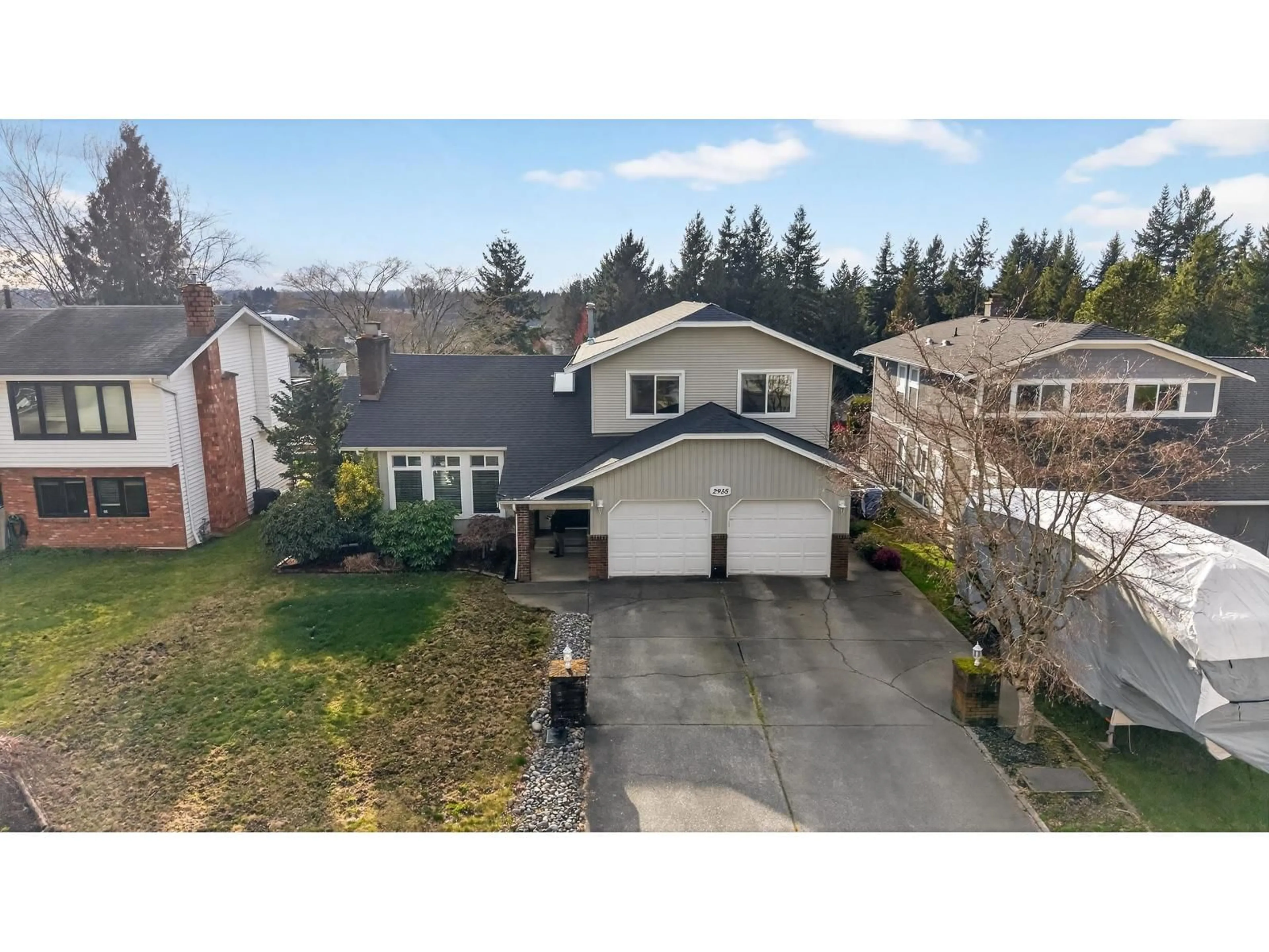 A pic from outside/outdoor area/front of a property/back of a property/a pic from drone, street for 2935 GLENSHIEL DRIVE, Abbotsford British Columbia V3G1G8