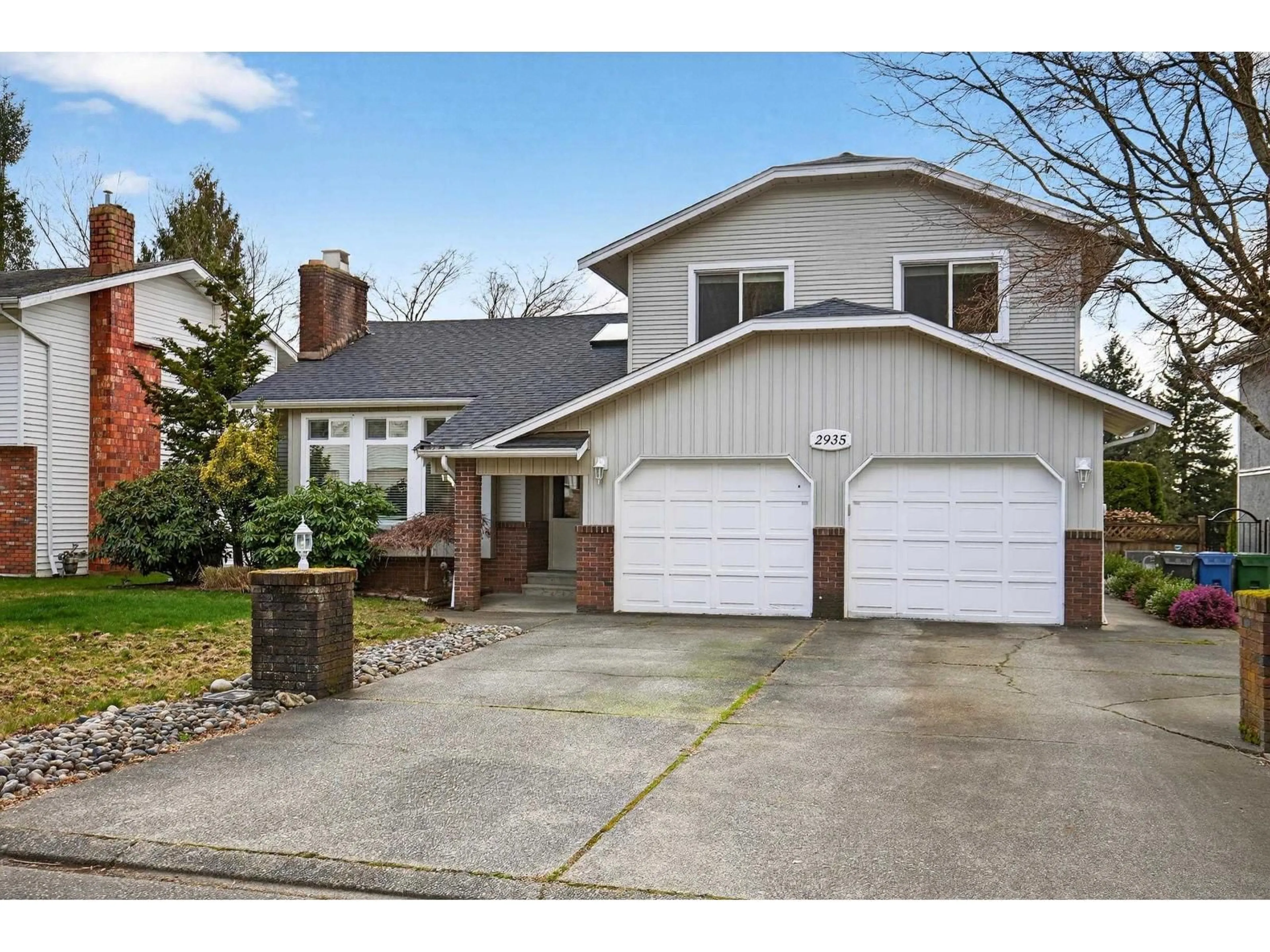 Home with vinyl exterior material, street for 2935 GLENSHIEL DRIVE, Abbotsford British Columbia V3G1G8