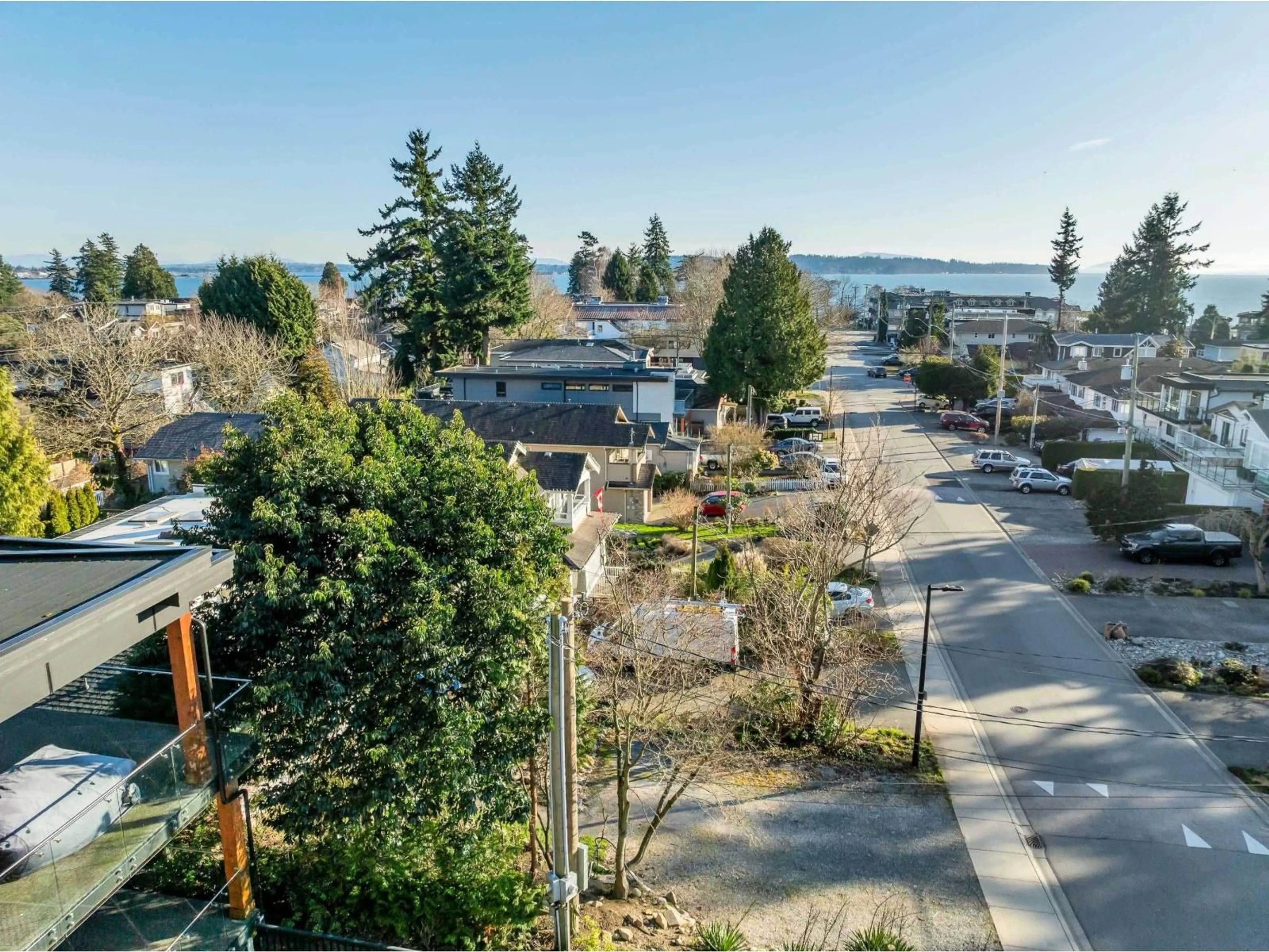A pic from outside/outdoor area/front of a property/back of a property/a pic from drone, unknown for 966 MAPLE STREET, White Rock British Columbia V4B4M5