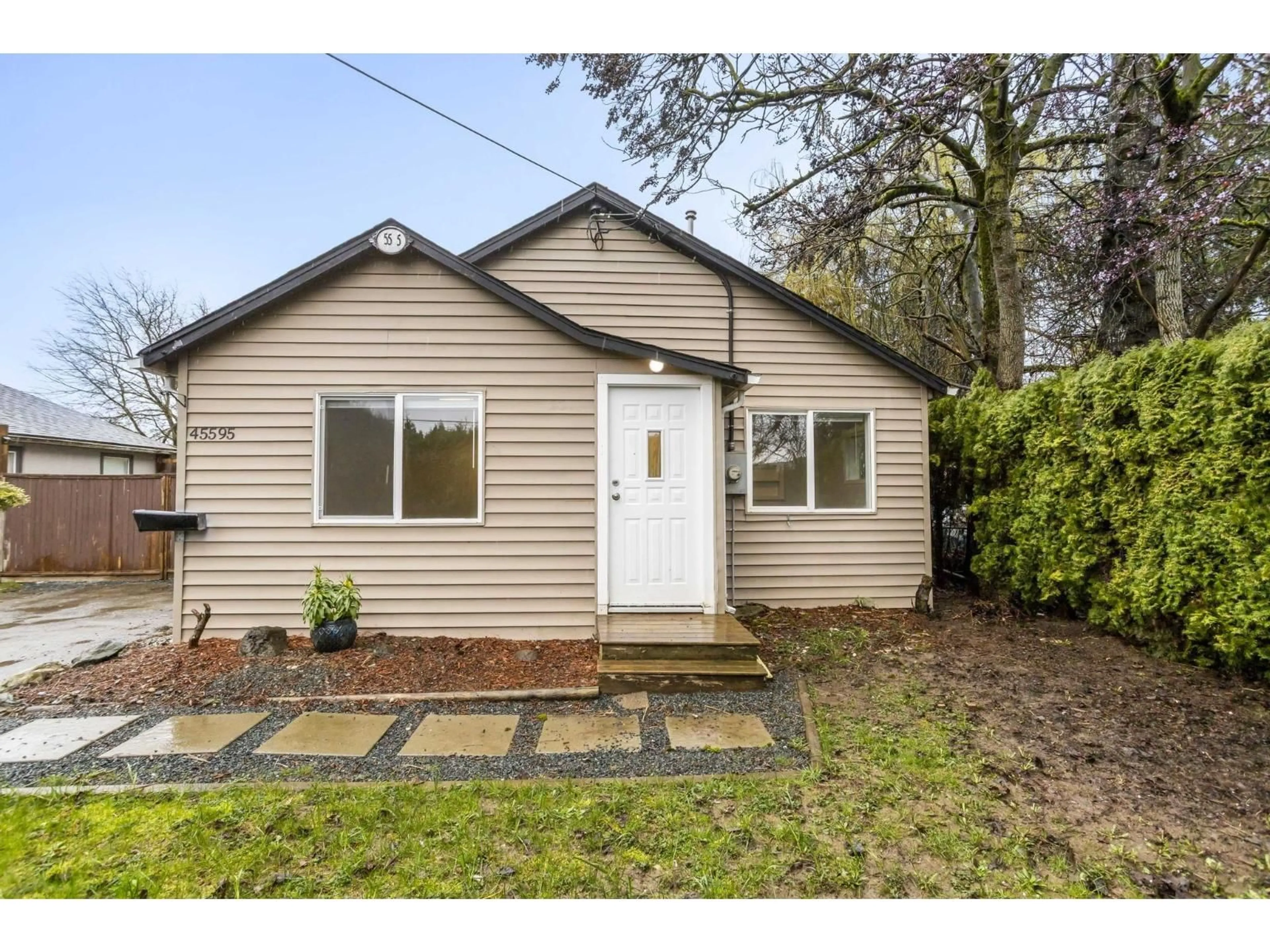 Home with vinyl exterior material, street for 45595 LEWIS AVENUE, Chilliwack British Columbia V2P3C7