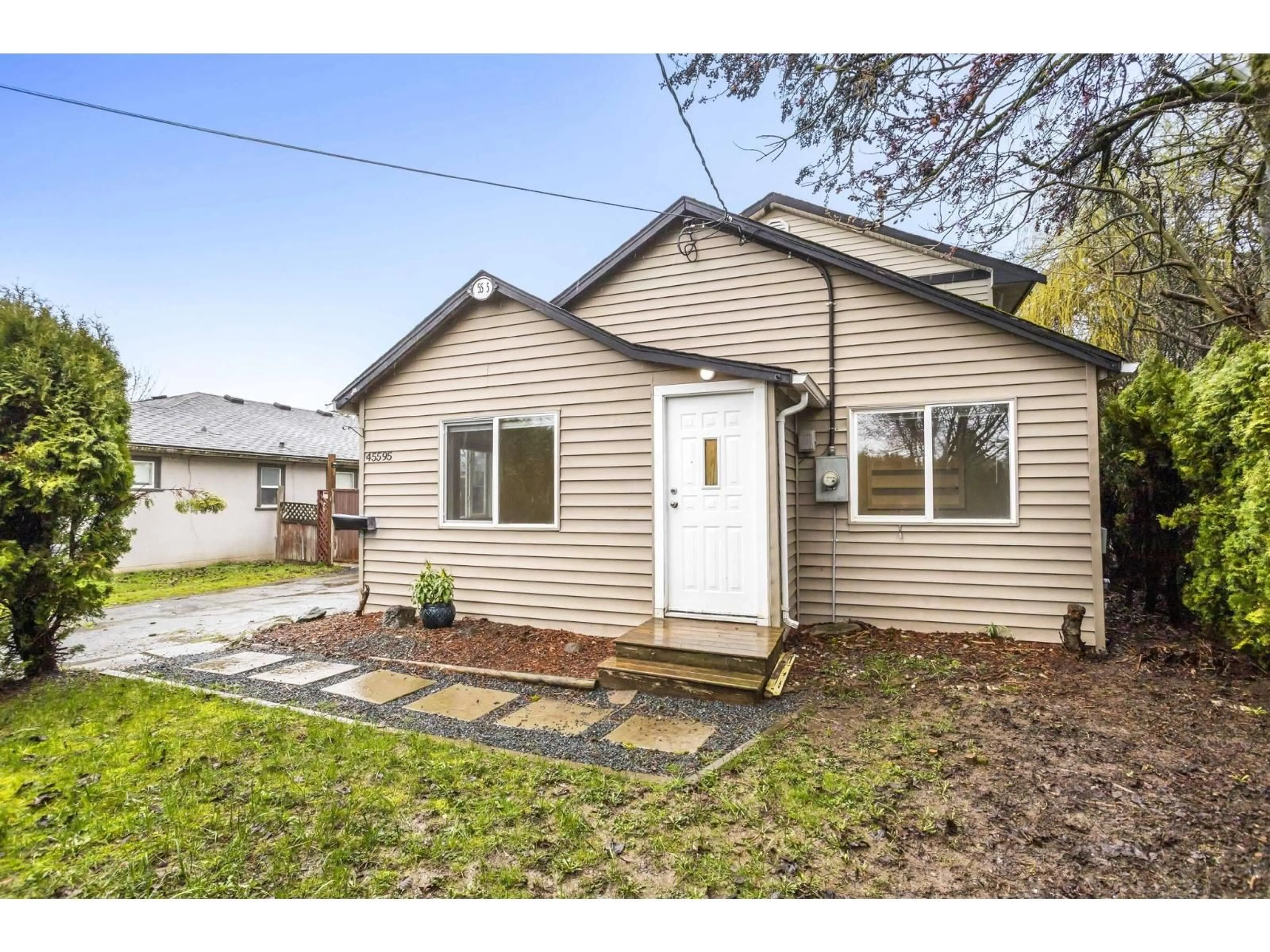 Home with vinyl exterior material, street for 45595 LEWIS AVENUE, Chilliwack British Columbia V2P3C7