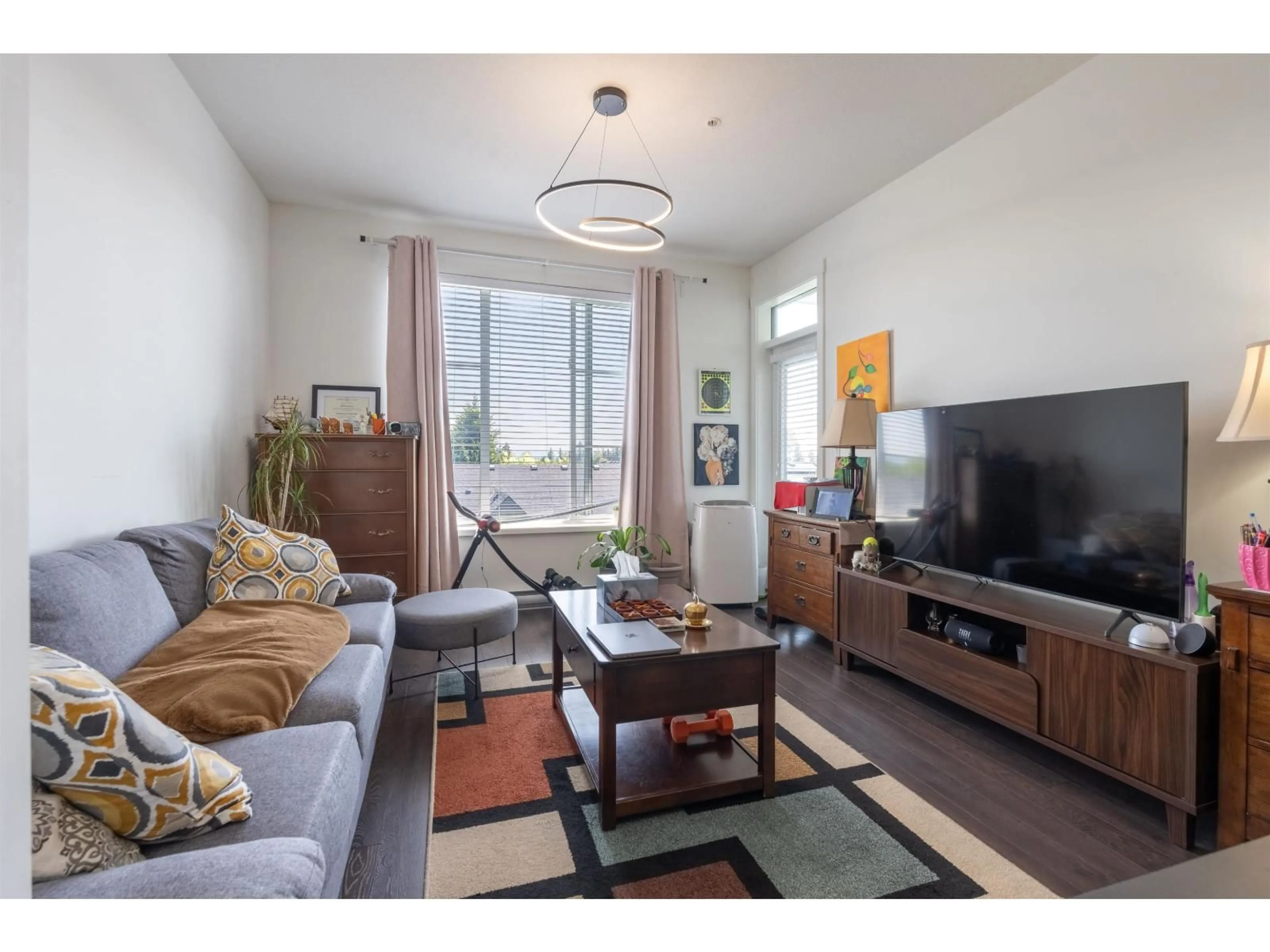 Living room with furniture, wood/laminate floor for 410 - 15835 85 AVENUE, Surrey British Columbia V4N0Y2