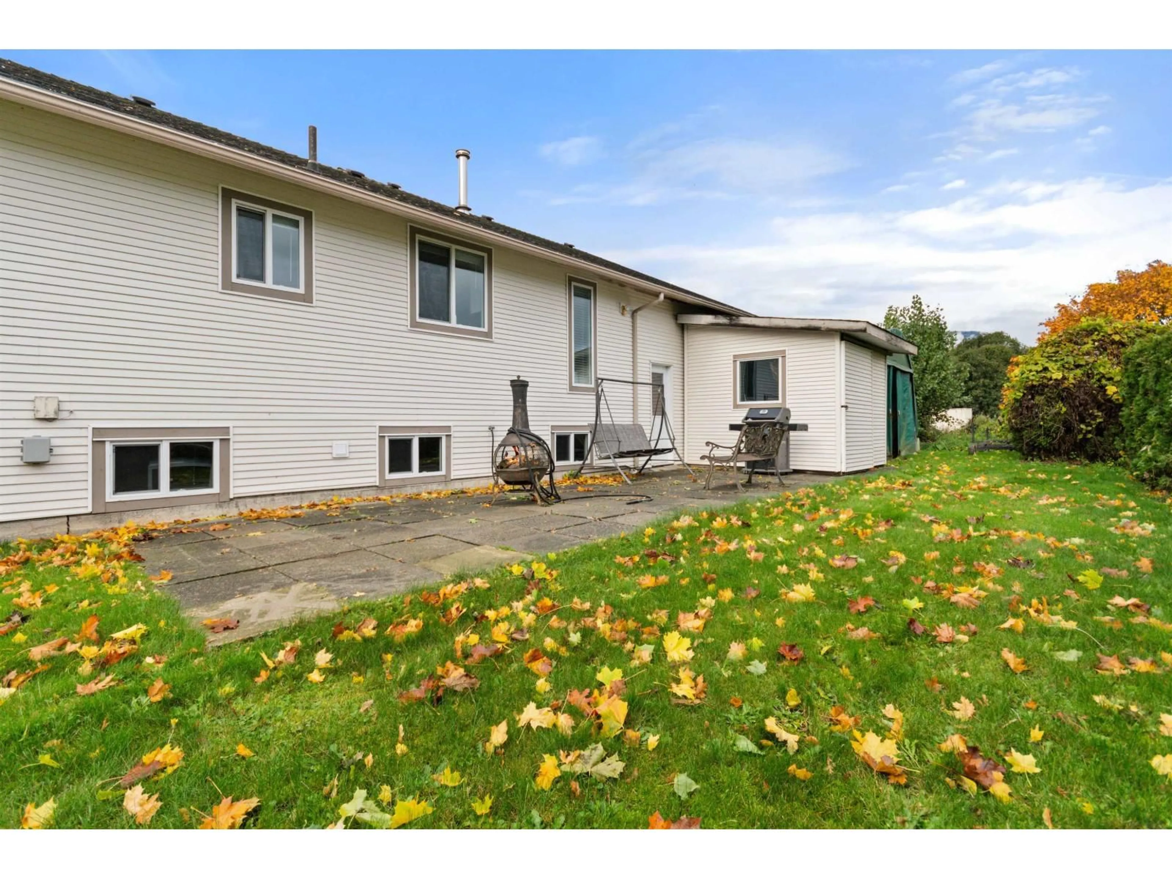 A pic from outside/outdoor area/front of a property/back of a property/a pic from drone, street for 39965 NO. 5 ROAD, Abbotsford British Columbia V3G2G3