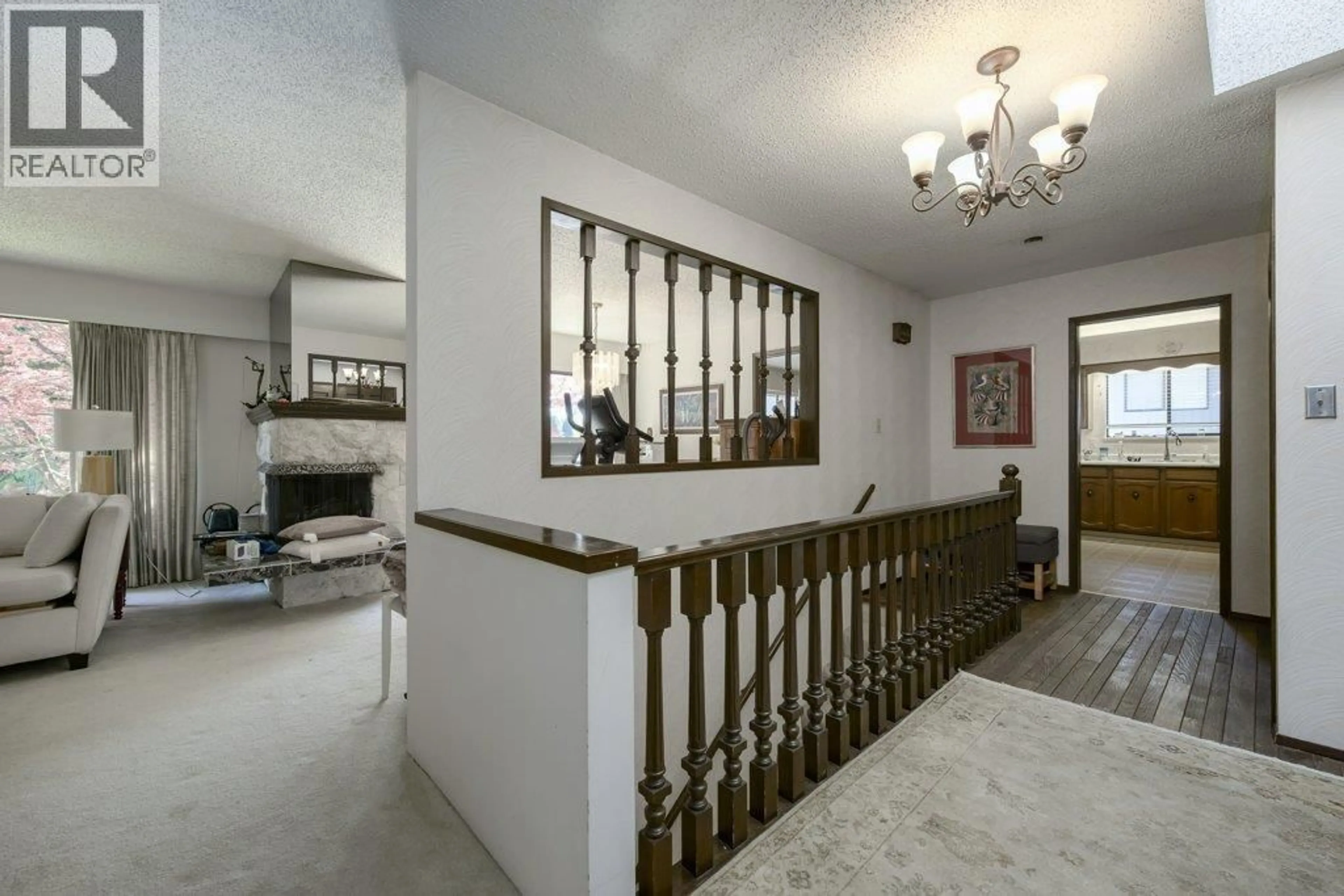 Indoor foyer for 8194 WOODLAKE COURT, Burnaby British Columbia V5A3P4