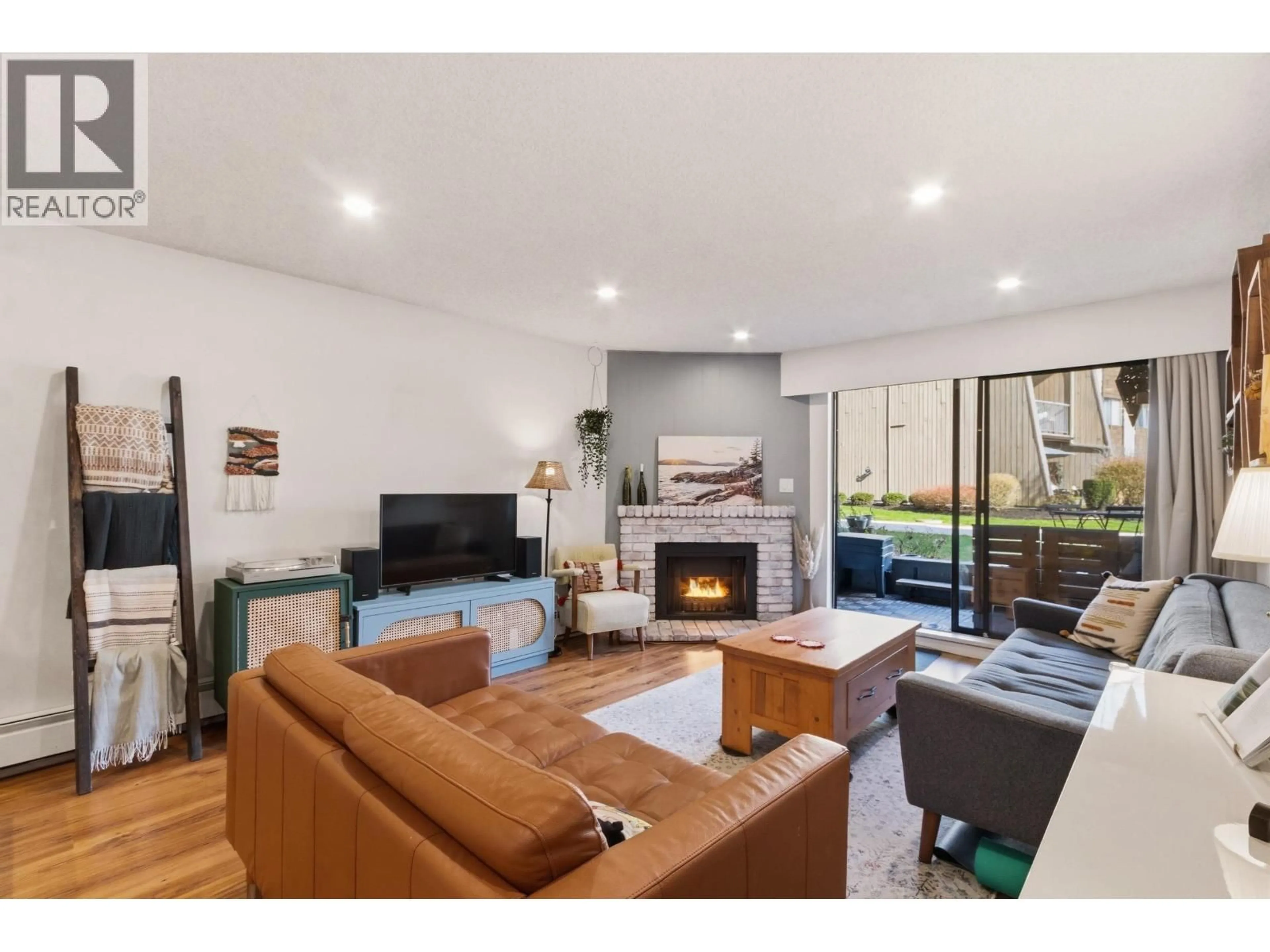 Living room with furniture, unknown for 104 - 9101 HORNE STREET, Burnaby British Columbia V3N4M3