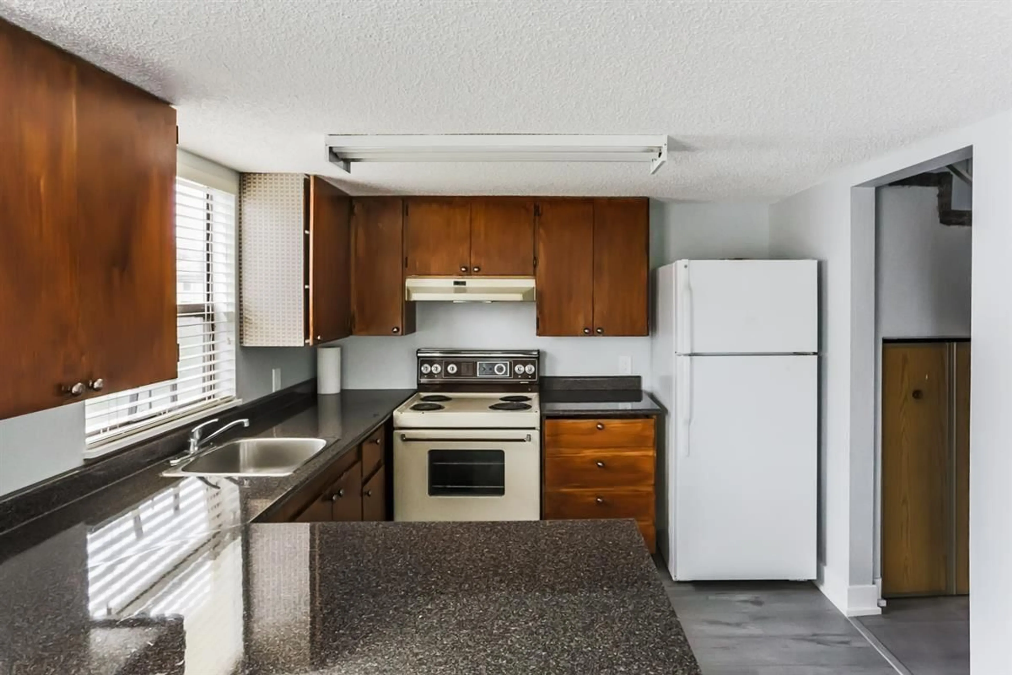 Standard kitchen, unknown for 204 - 13316 71B AVENUE, Surrey British Columbia V3W7Z4