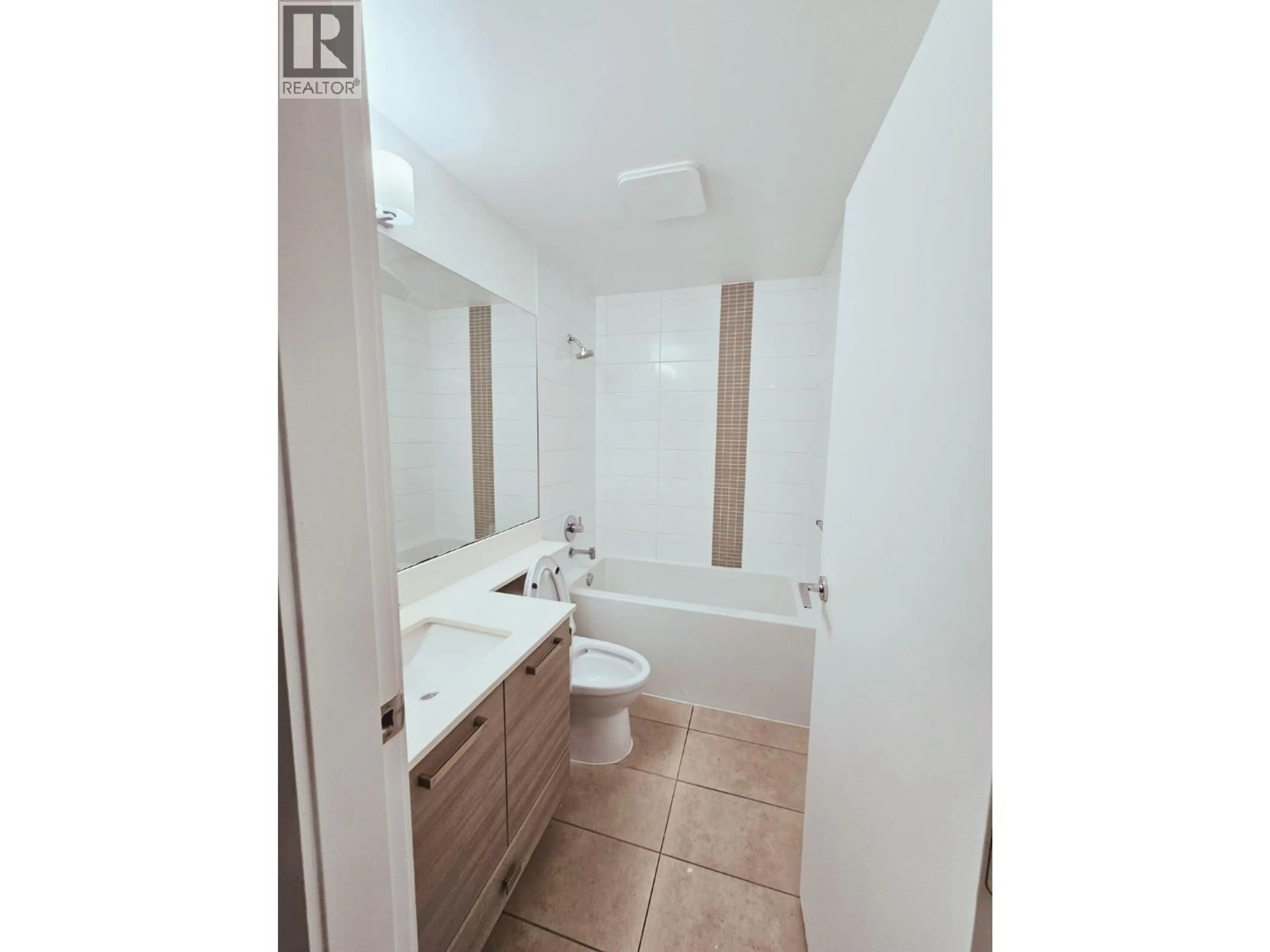 Standard bathroom, ceramic/tile floor for 32 - 6965 HASTINGS STREET, Burnaby British Columbia V5B1S9