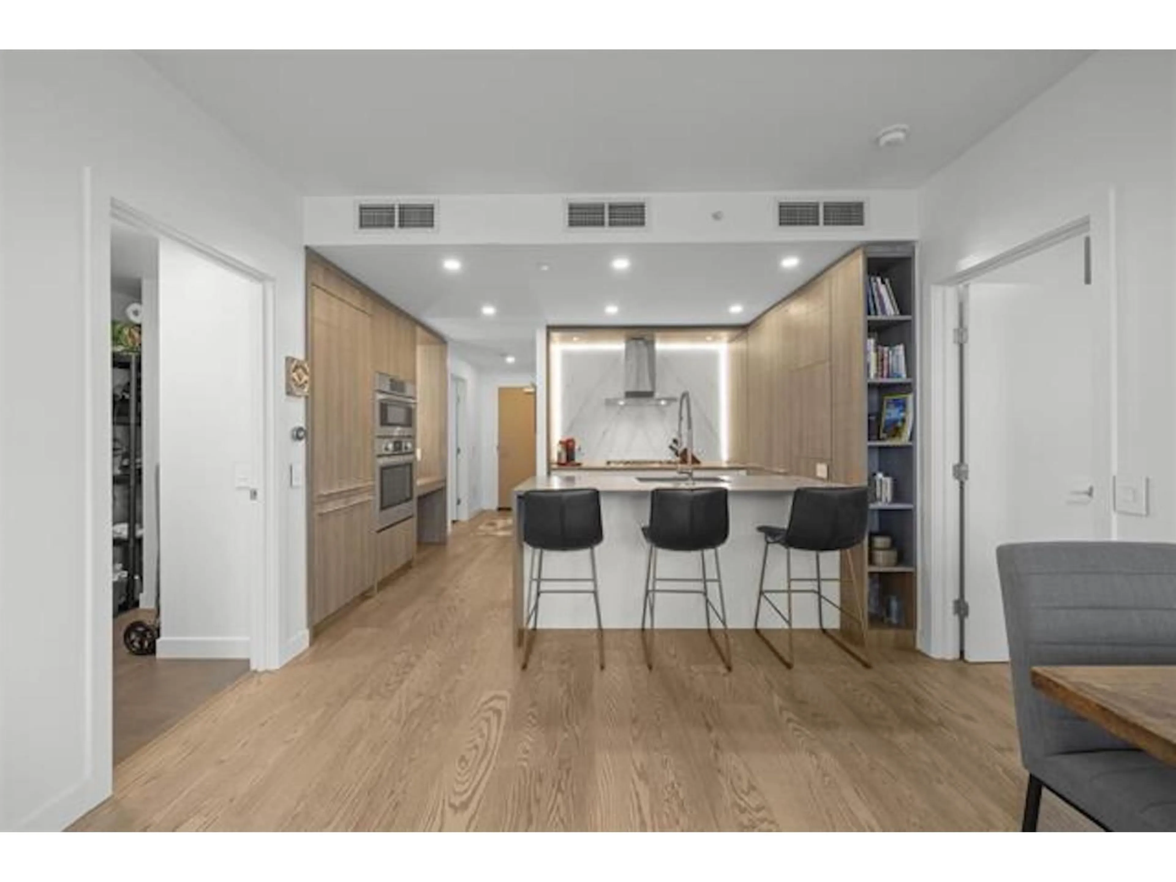 Open concept kitchen, wood/laminate floor for 501 - 15165 THRIFT AVENUE, White Rock British Columbia V4B0C1