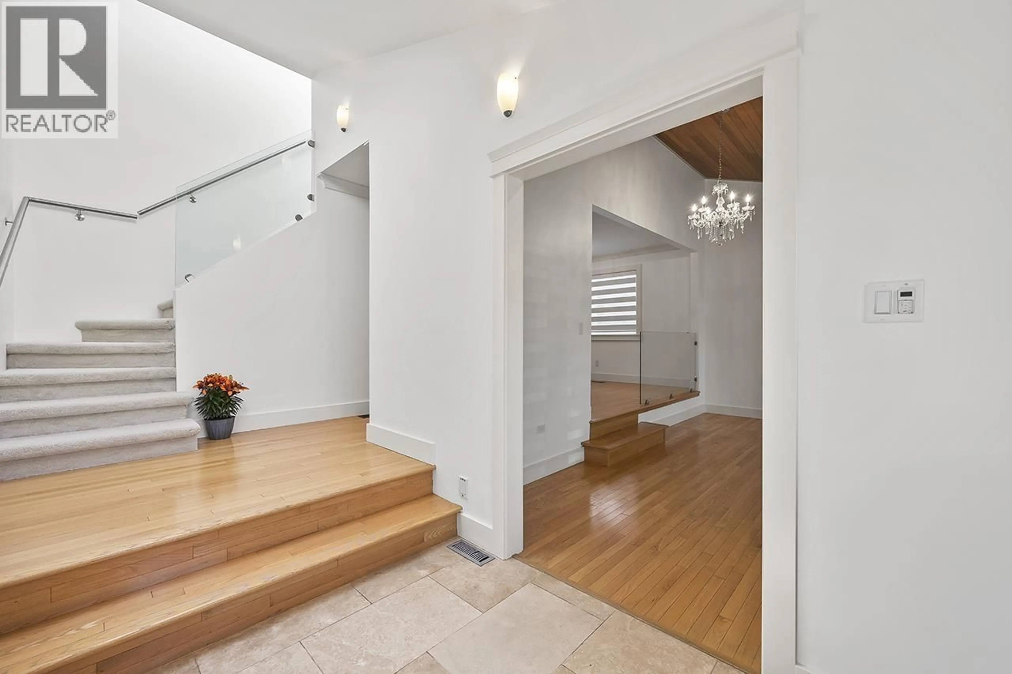Indoor foyer for 3558 32ND AVENUE, Vancouver British Columbia V6S1Z2