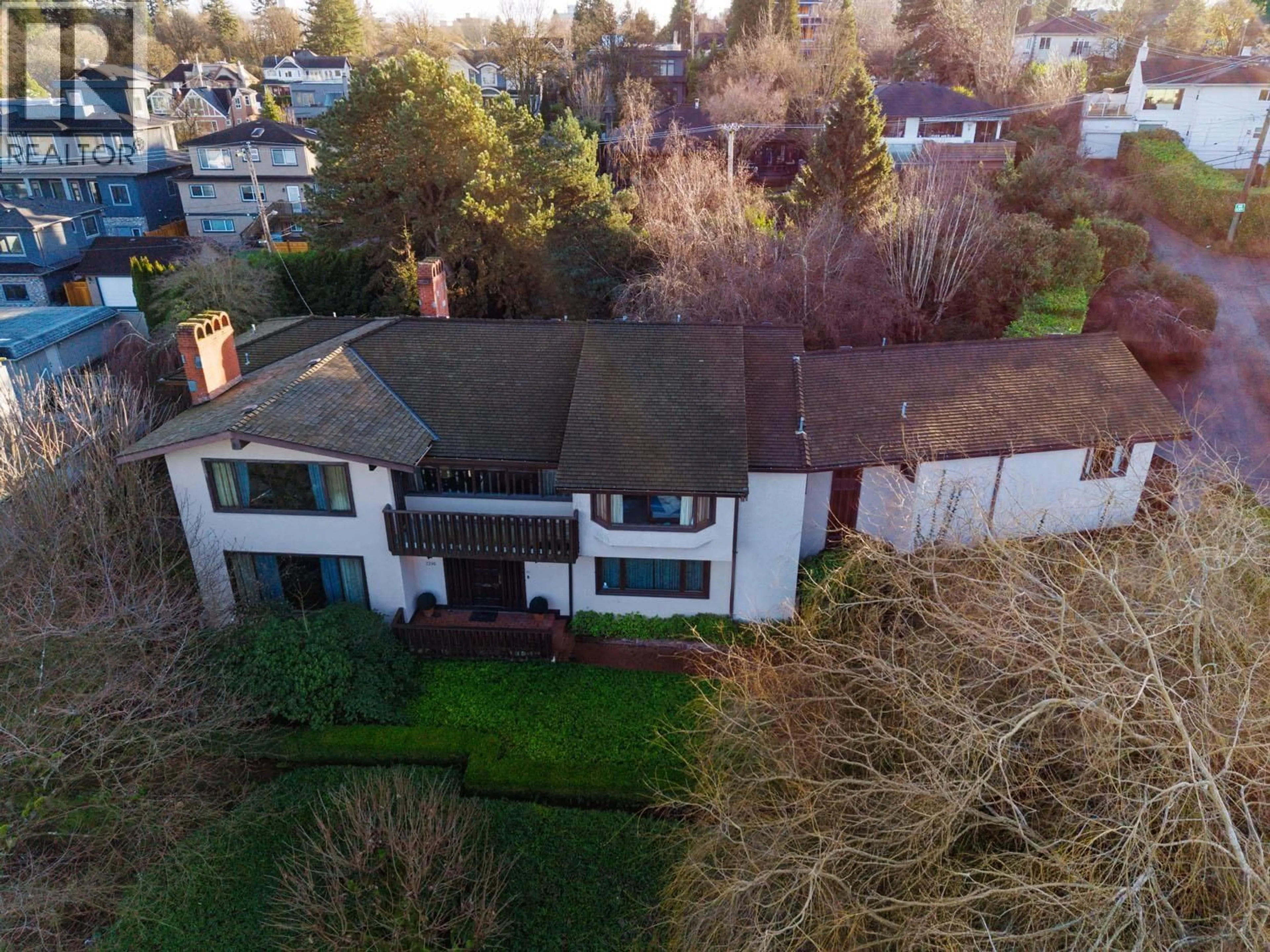 A pic from outside/outdoor area/front of a property/back of a property/a pic from drone, building for 2296 32ND AVENUE, Vancouver British Columbia V6L2B2