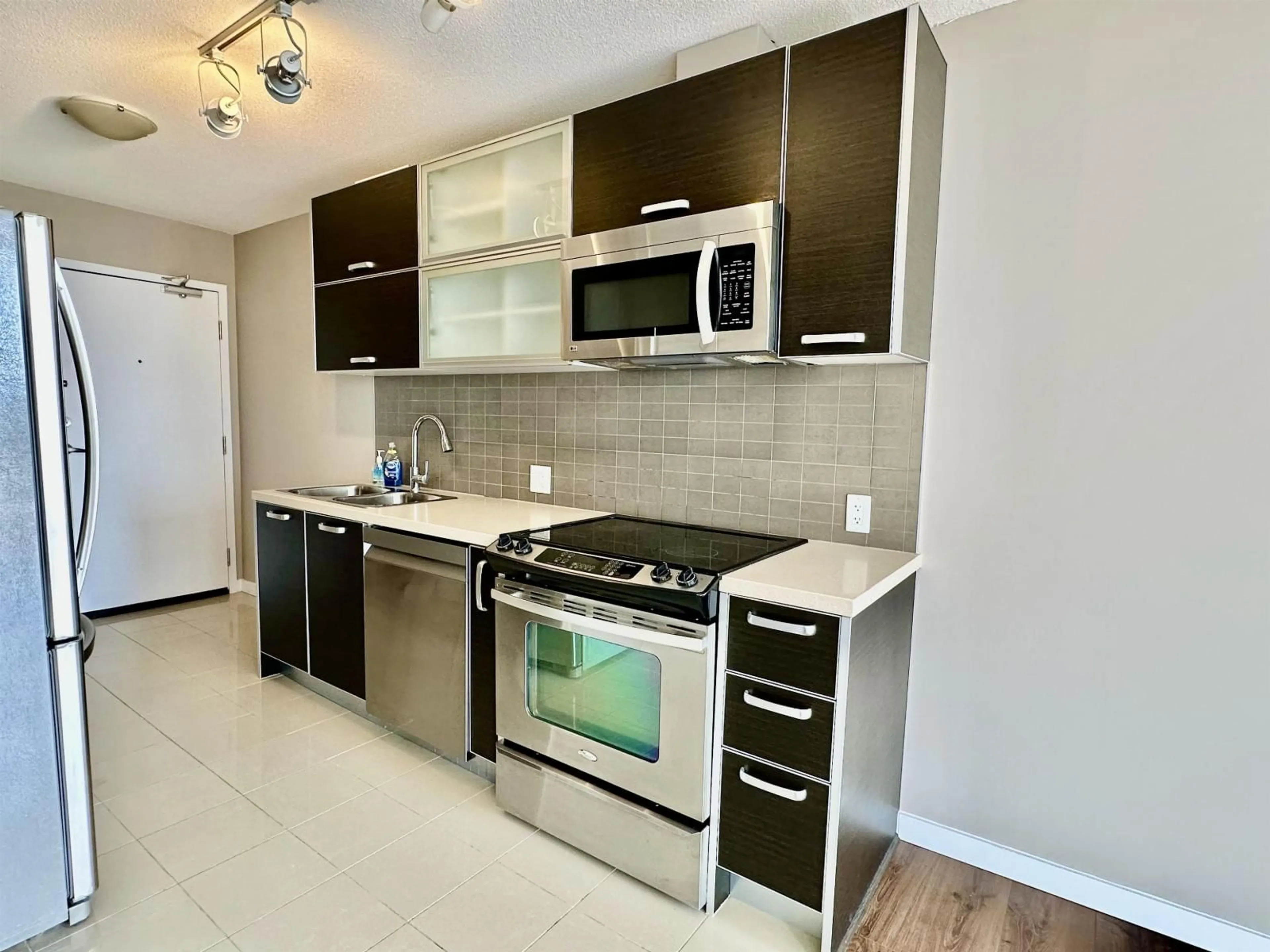 Standard kitchen, ceramic/tile floor for 2805 - 9981 WHALLEY BOULEVARD, Surrey British Columbia V3T0G6