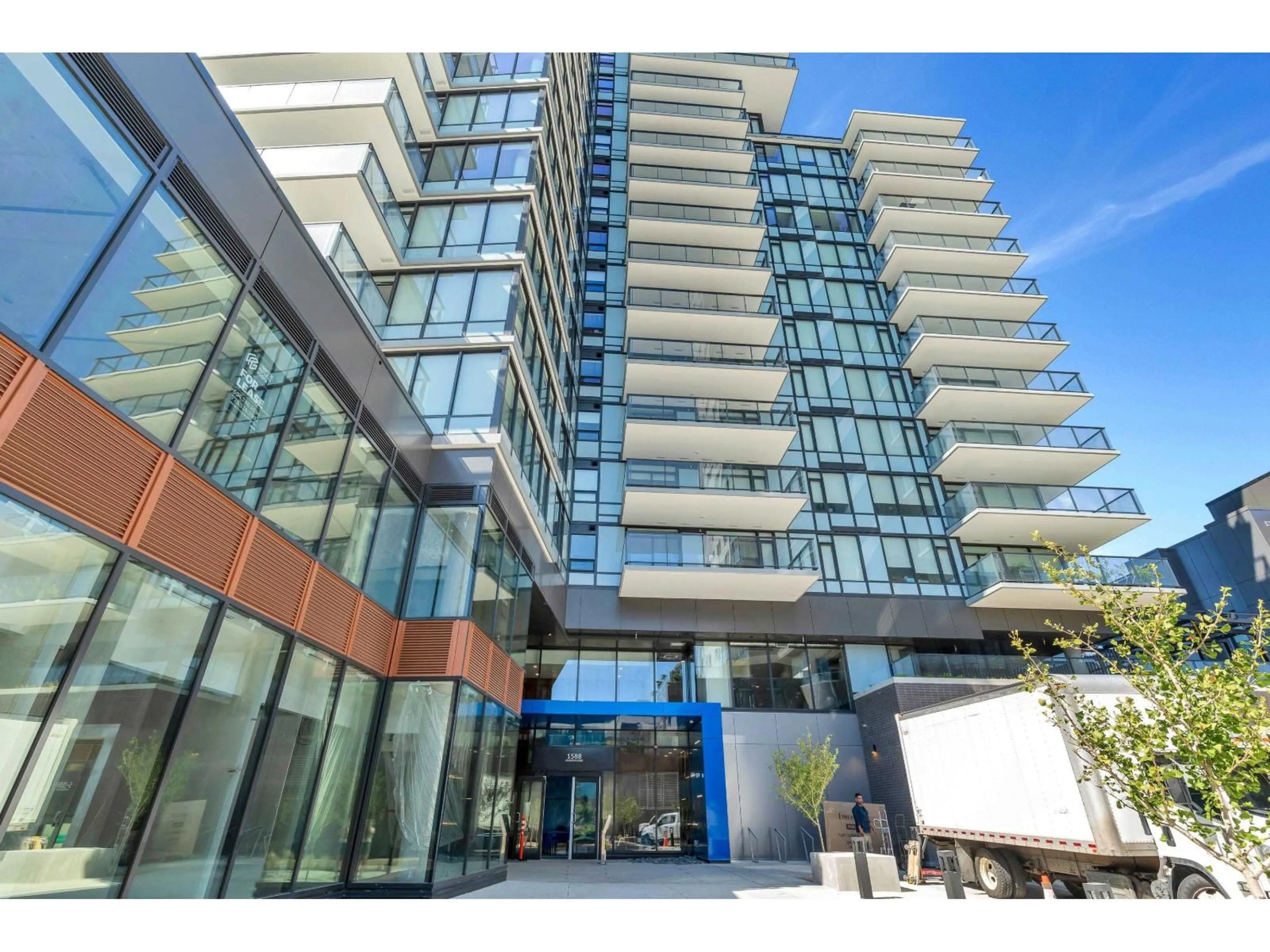 Indoor foyer for 1803 - 1588 JOHNSTON ROAD, White Rock British Columbia V4B3Z7