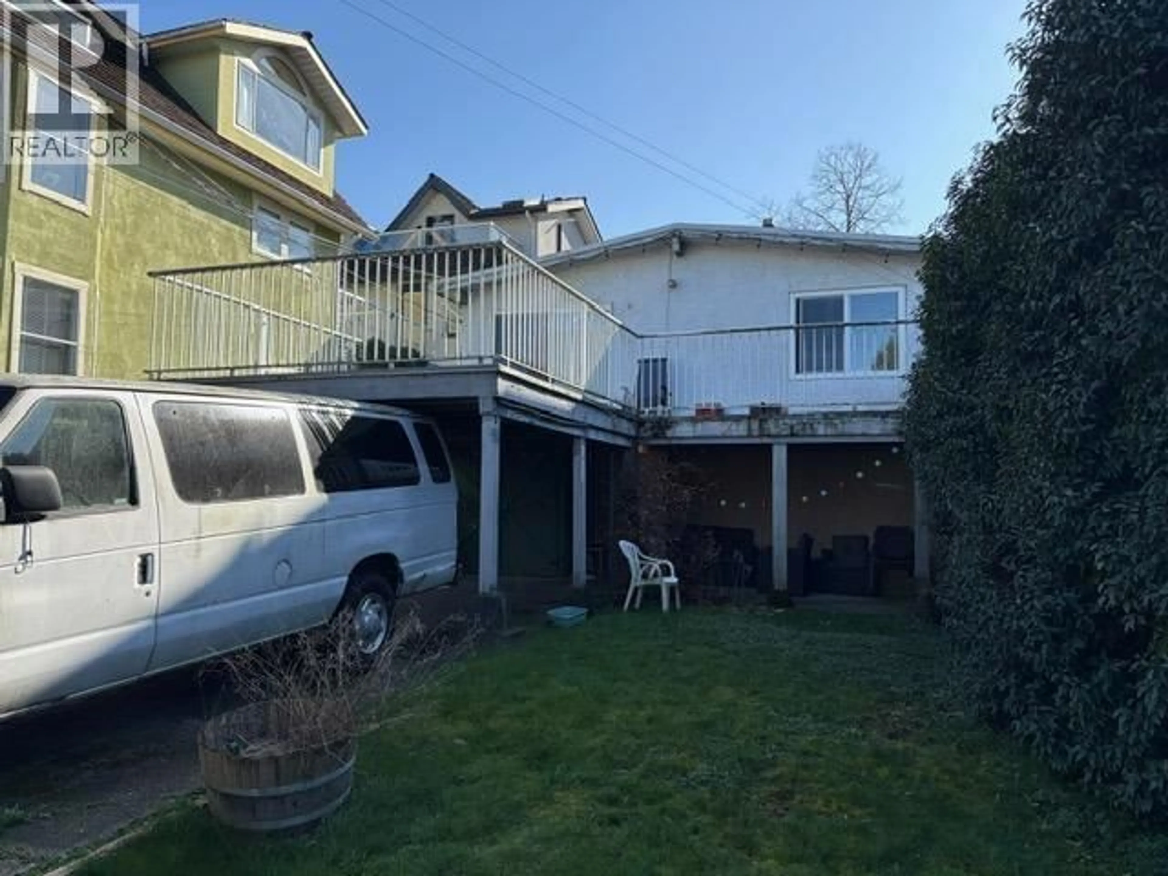 A pic from outside/outdoor area/front of a property/back of a property/a pic from drone, street for 2071 4TH AVENUE, Vancouver British Columbia V5N1K5