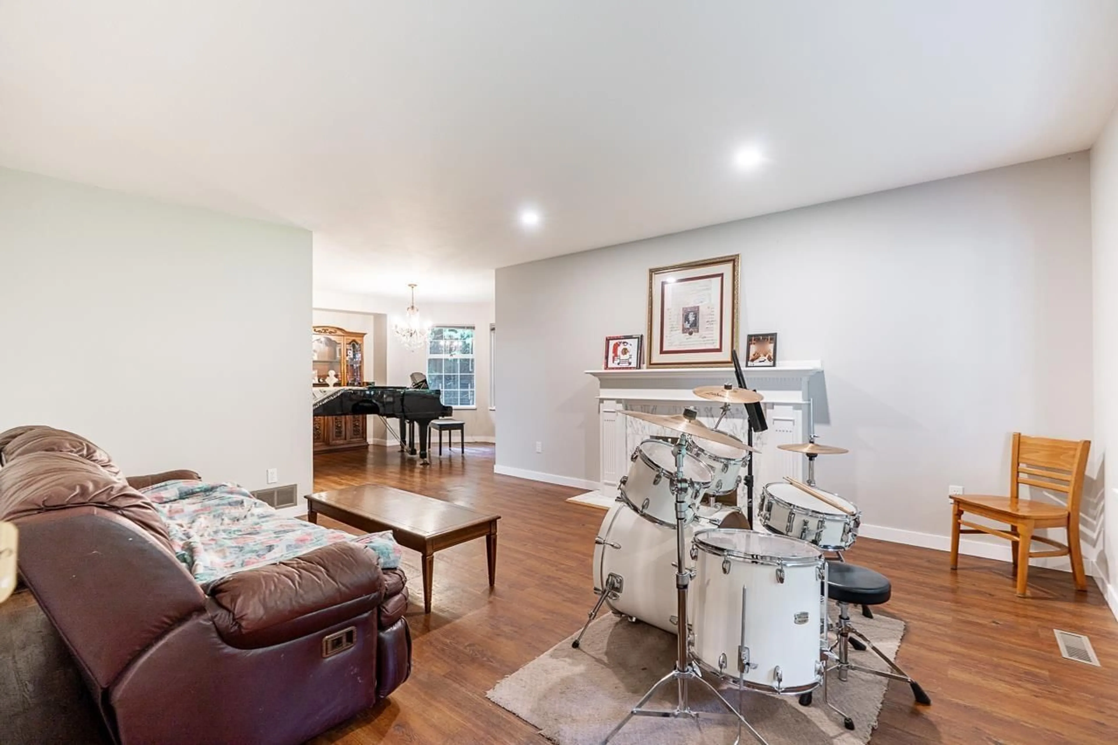 Living room with furniture, unknown for 5946 242 STREET, Langley British Columbia V2Z1J8