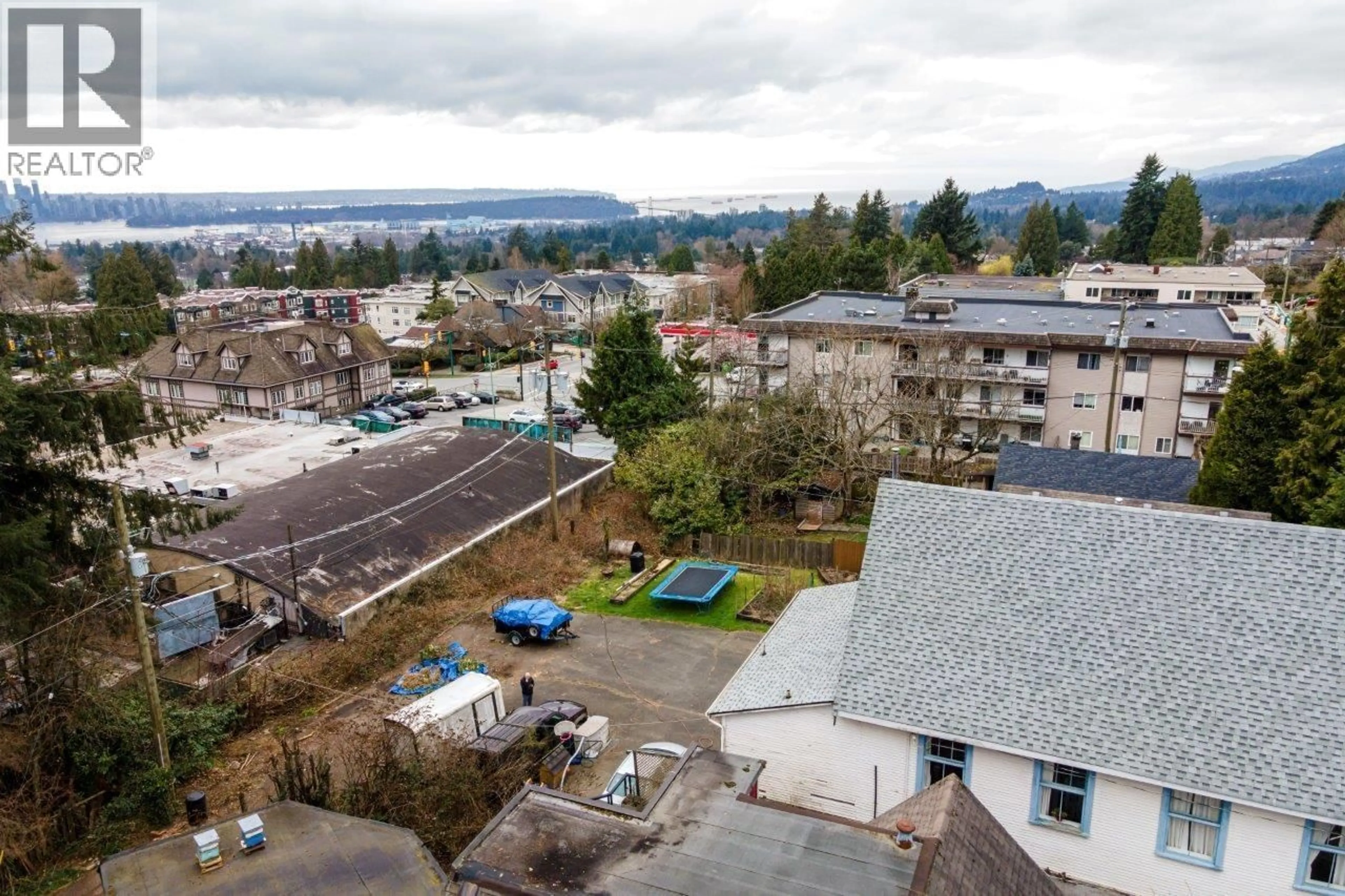A pic from outside/outdoor area/front of a property/back of a property/a pic from drone, unknown for 131 KINGS ROAD, North Vancouver British Columbia V7N1H4