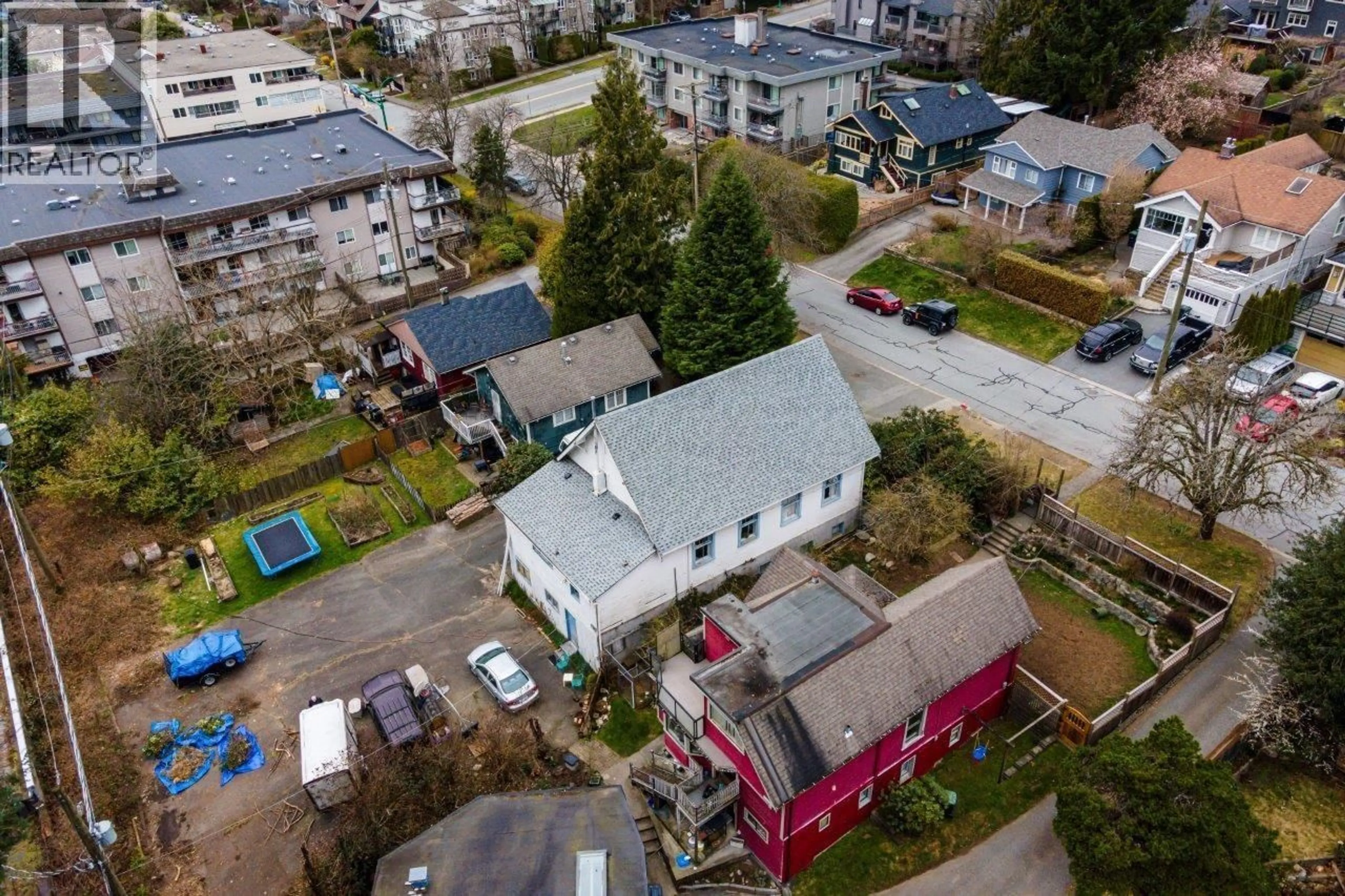A pic from outside/outdoor area/front of a property/back of a property/a pic from drone, street for 131 KINGS ROAD, North Vancouver British Columbia V7N1H4