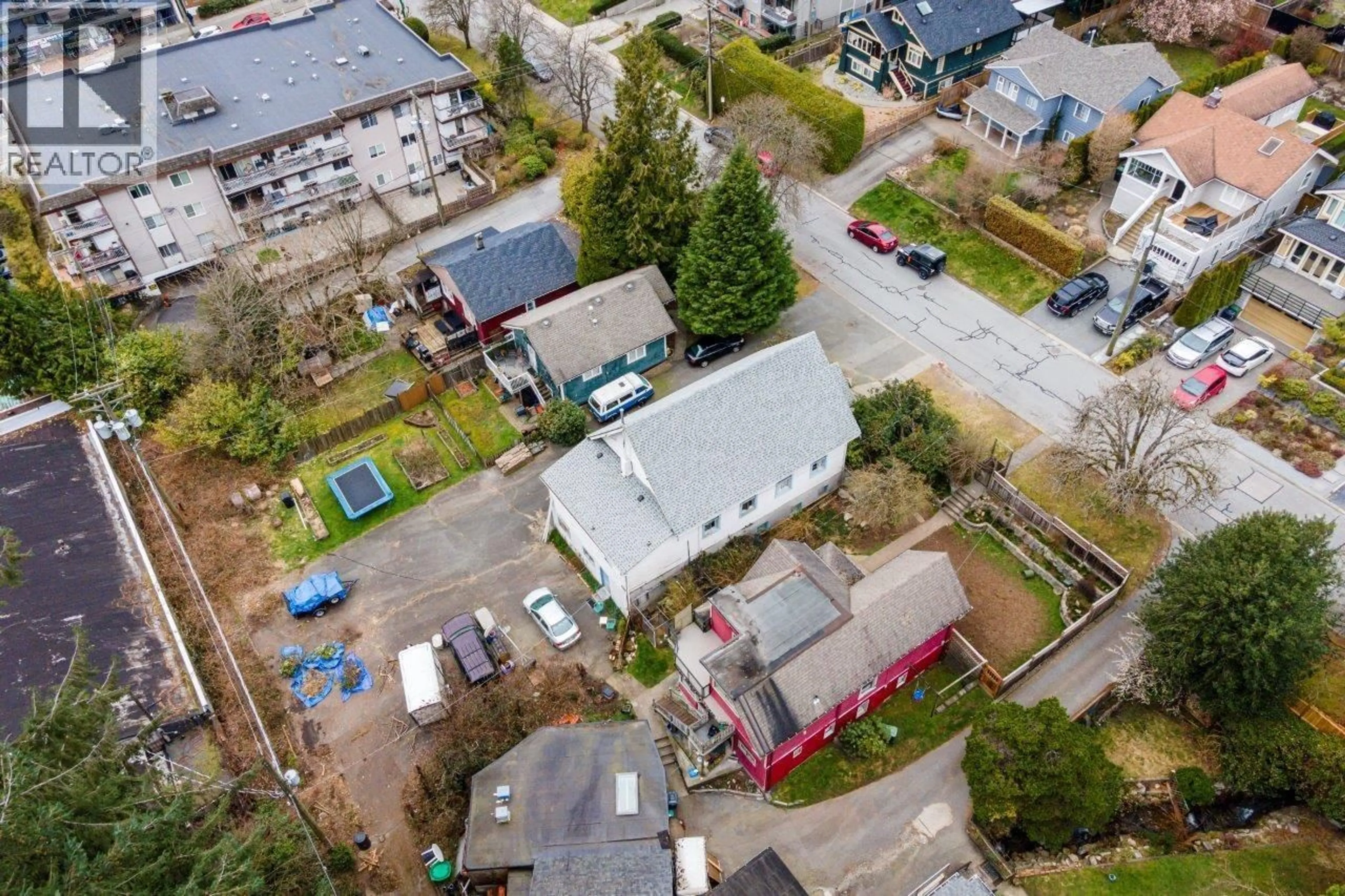 A pic from outside/outdoor area/front of a property/back of a property/a pic from drone, street for 131 KINGS ROAD, North Vancouver British Columbia V7N1H4