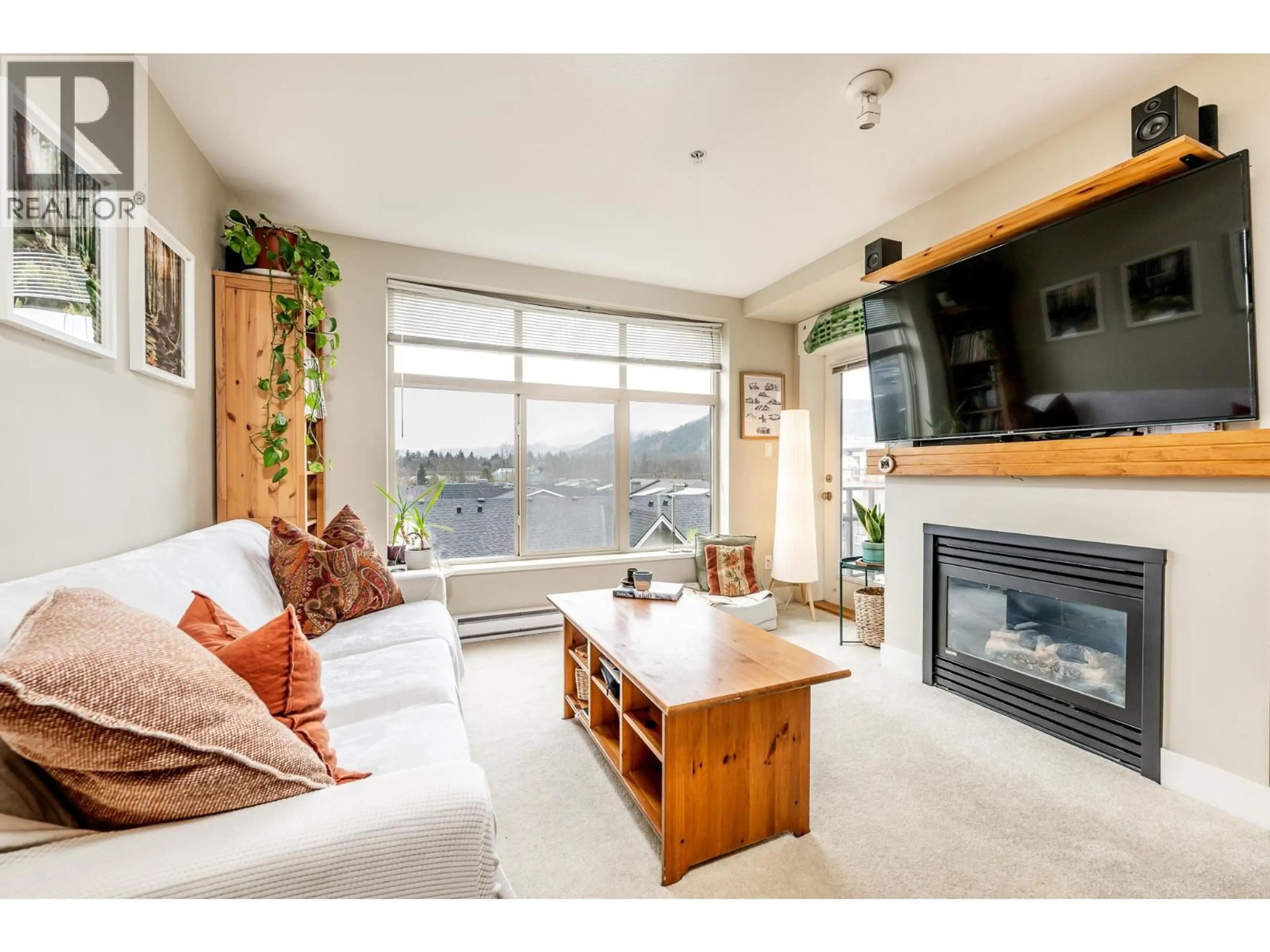 Living room with furniture, wood/laminate floor for 421 - 1211 VILLAGE GREEN WAY, Squamish British Columbia V8B0R7