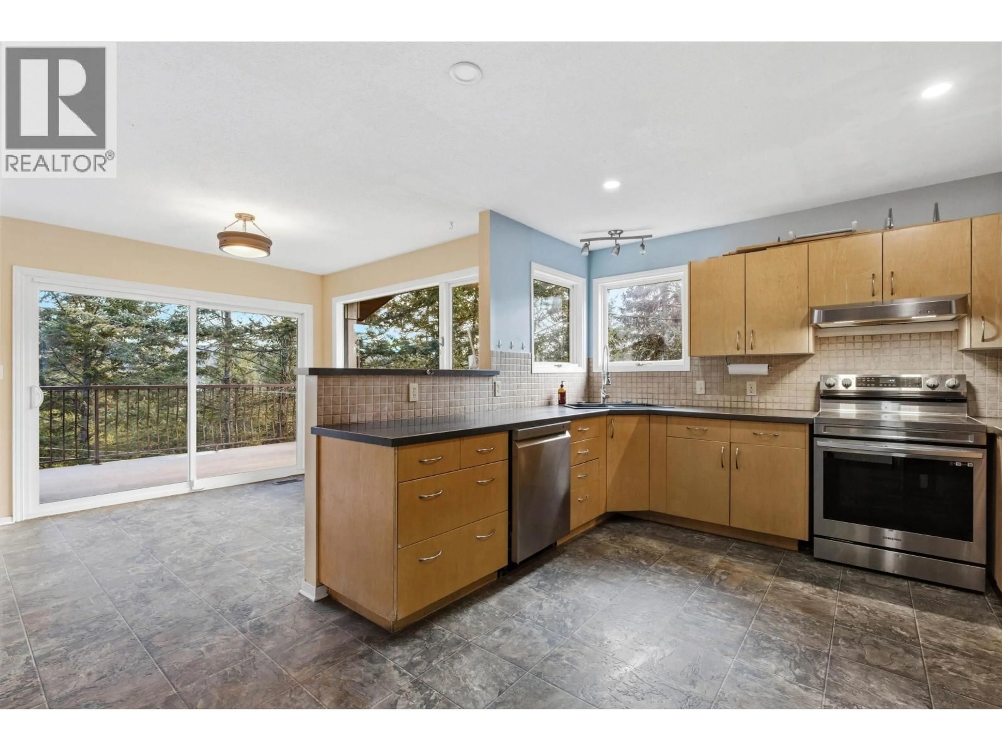 Open concept kitchen, ceramic/tile floor for 536 ROBERTS DRIVE, Williams Lake British Columbia V2G5K1