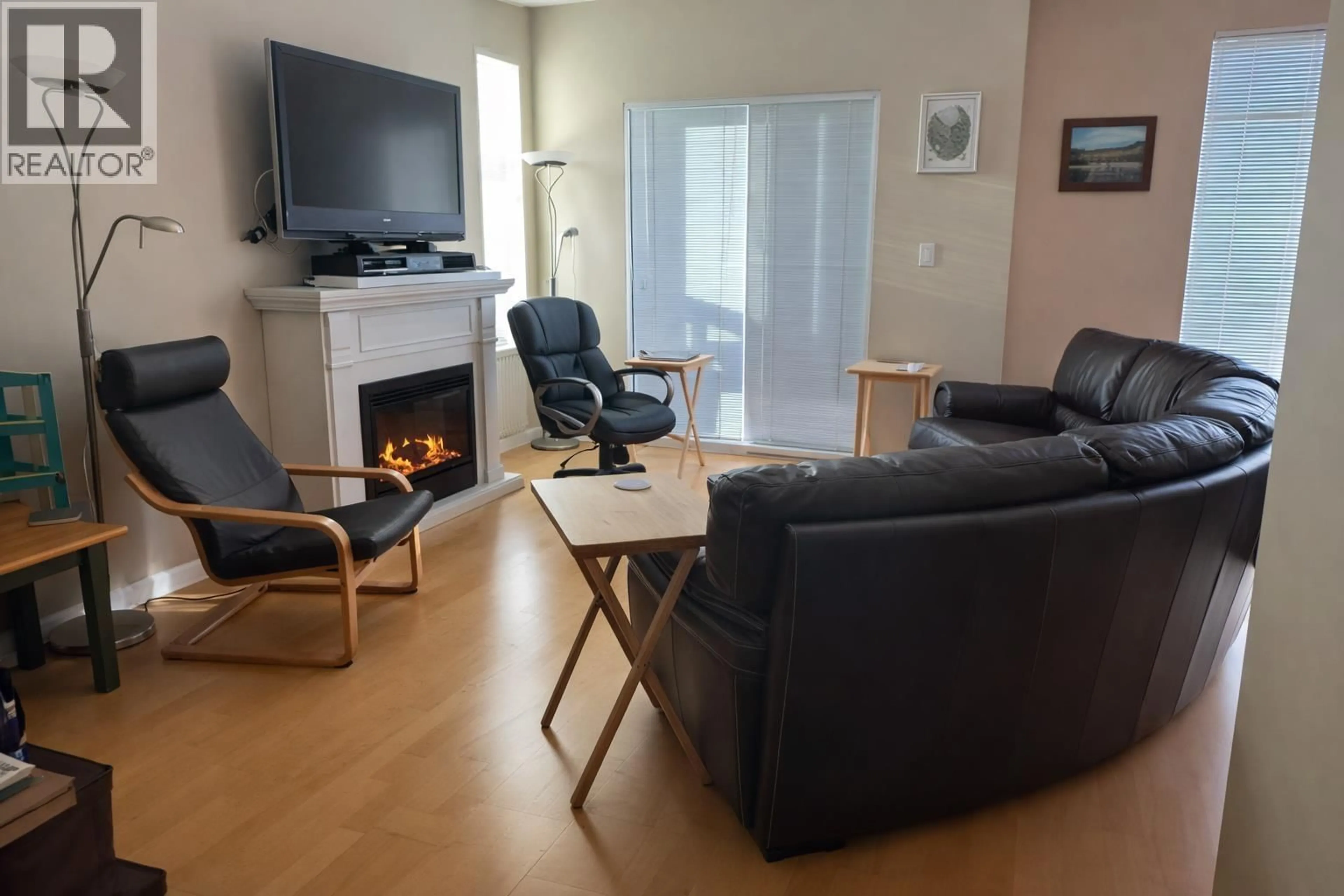 Living room with furniture, wood/laminate floor for 36 - 40632 GOVERNMENT ROAD, Squamish British Columbia V8B0M7