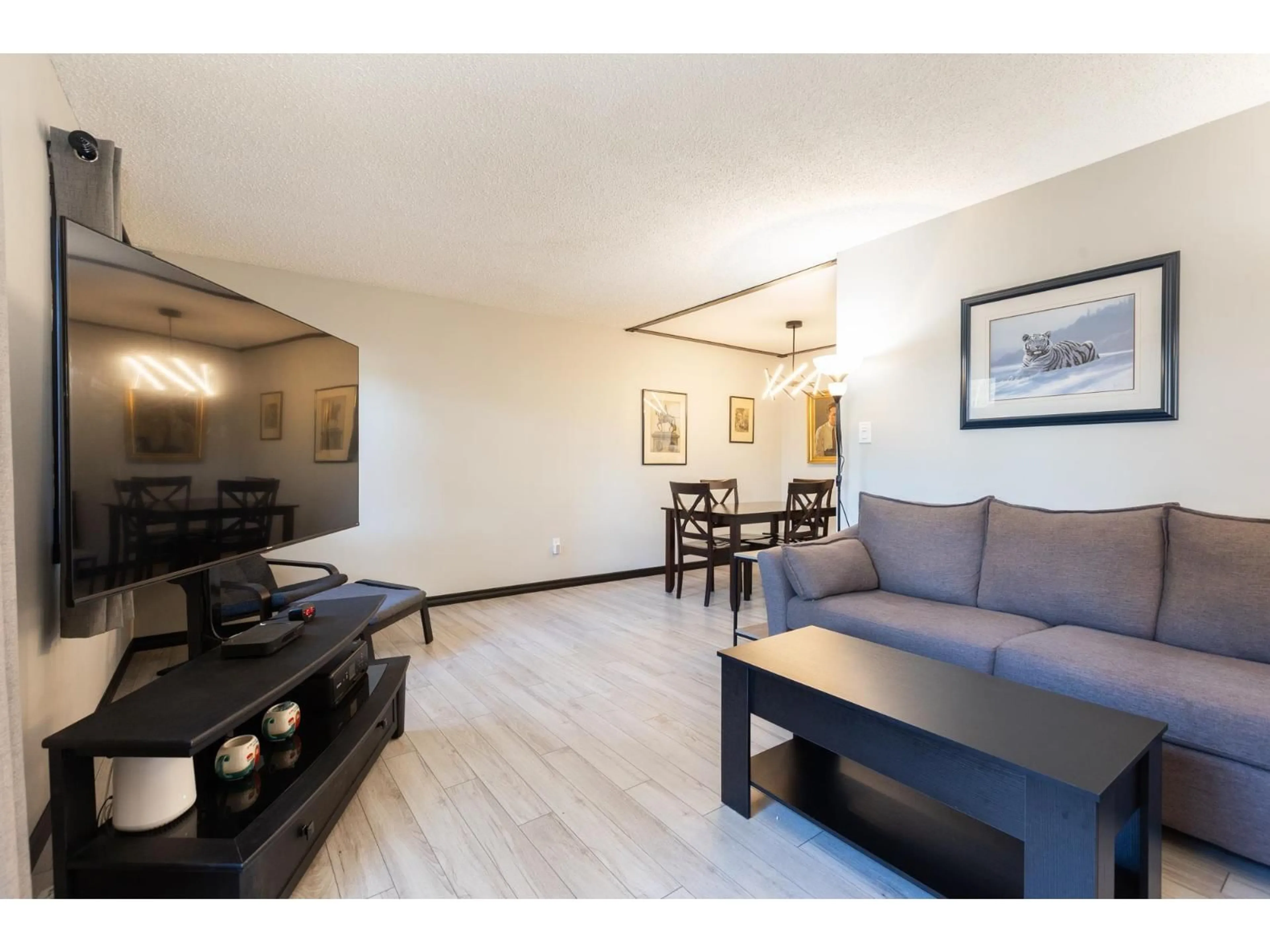 Living room with furniture, wood/laminate floor for 4 - 14171 104 AVENUE, Surrey British Columbia V3T1X6