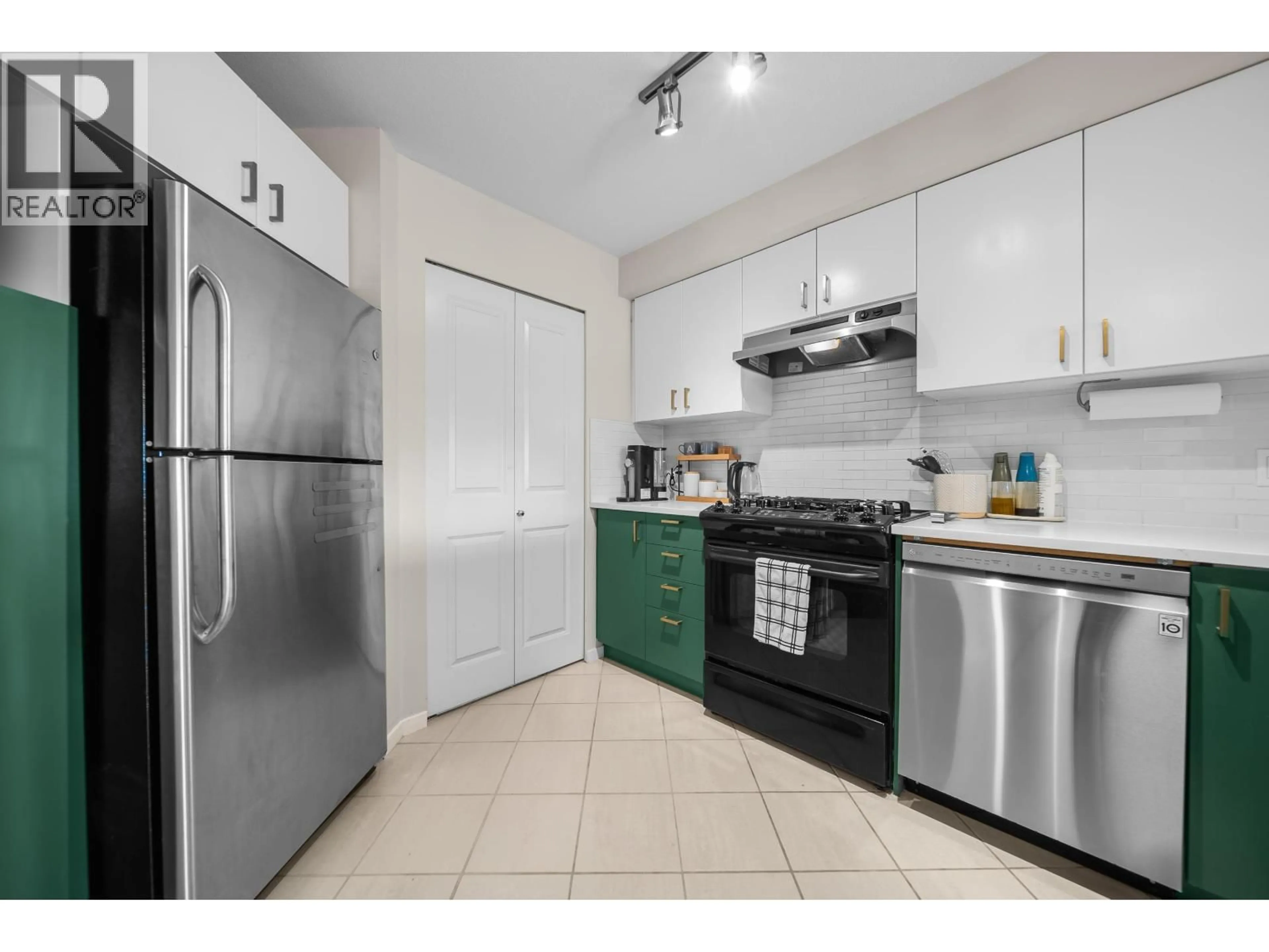 Standard kitchen, unknown for 414 - 9098 HALSTON COURT, Burnaby British Columbia V3N0A6