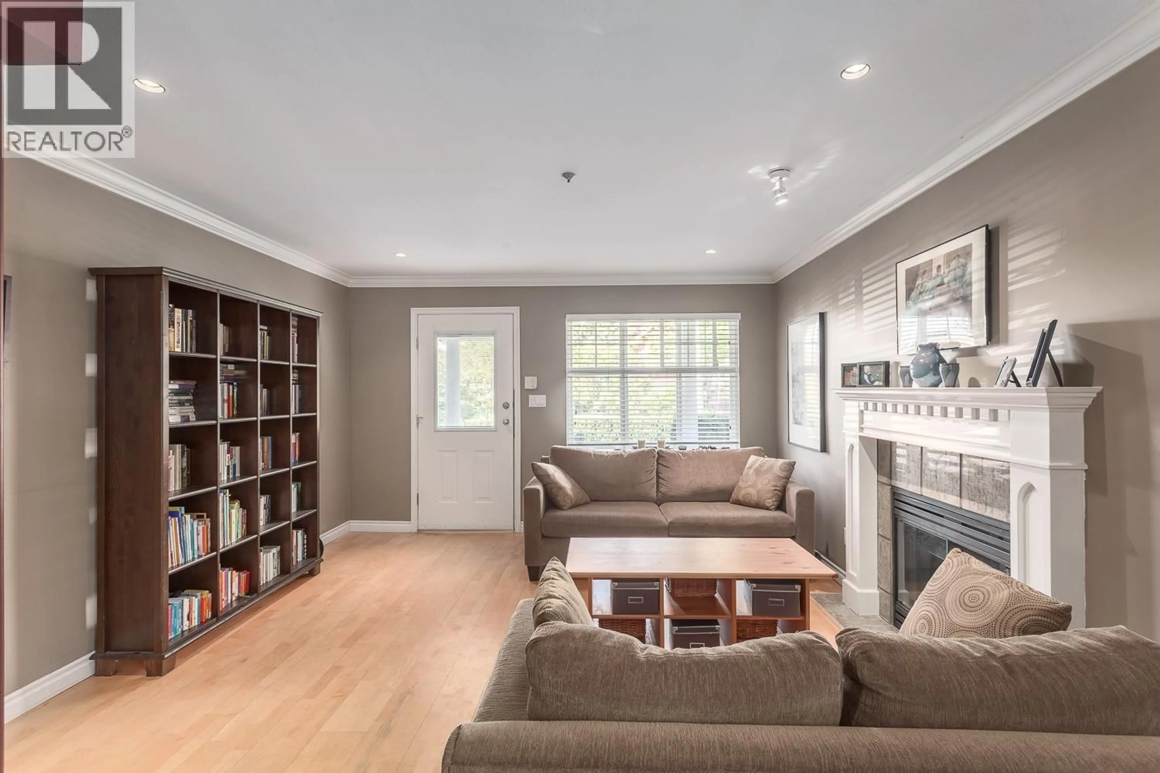 Living room with furniture, wood/laminate floor for 1732 KITCHENER STREET, Vancouver British Columbia V5L2W3