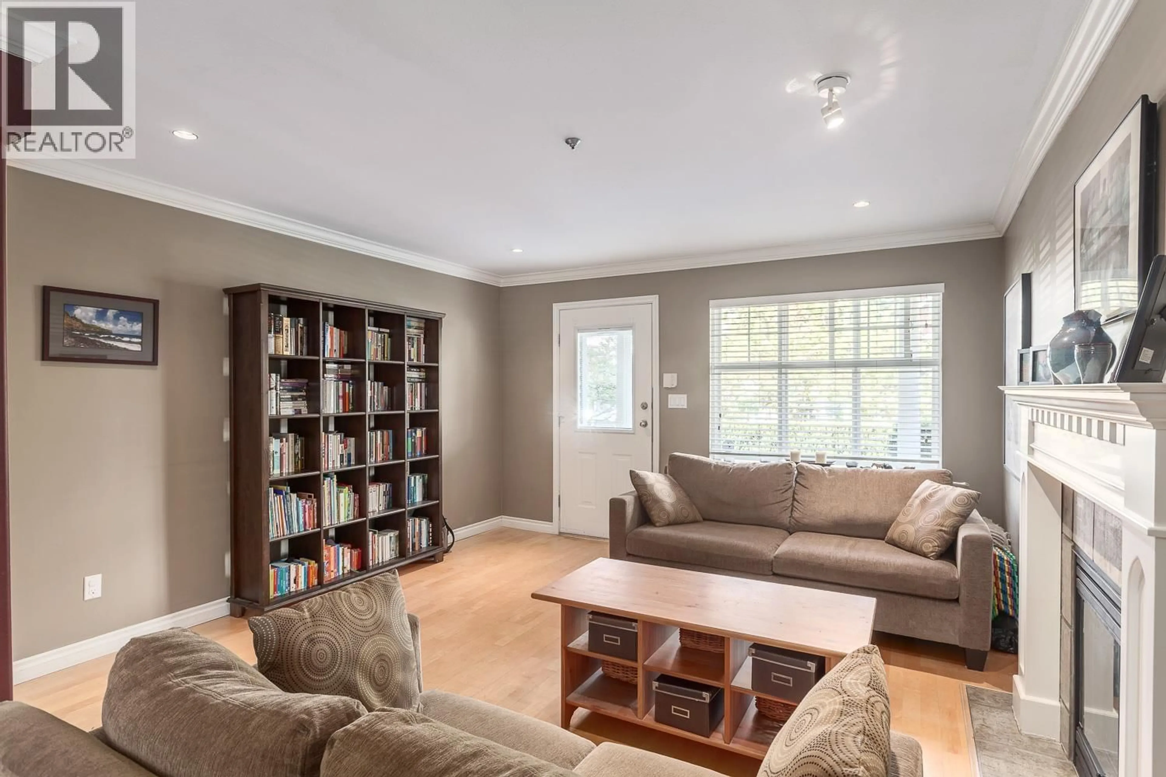 Living room with furniture, wood/laminate floor for 1732 KITCHENER STREET, Vancouver British Columbia V5L2W3