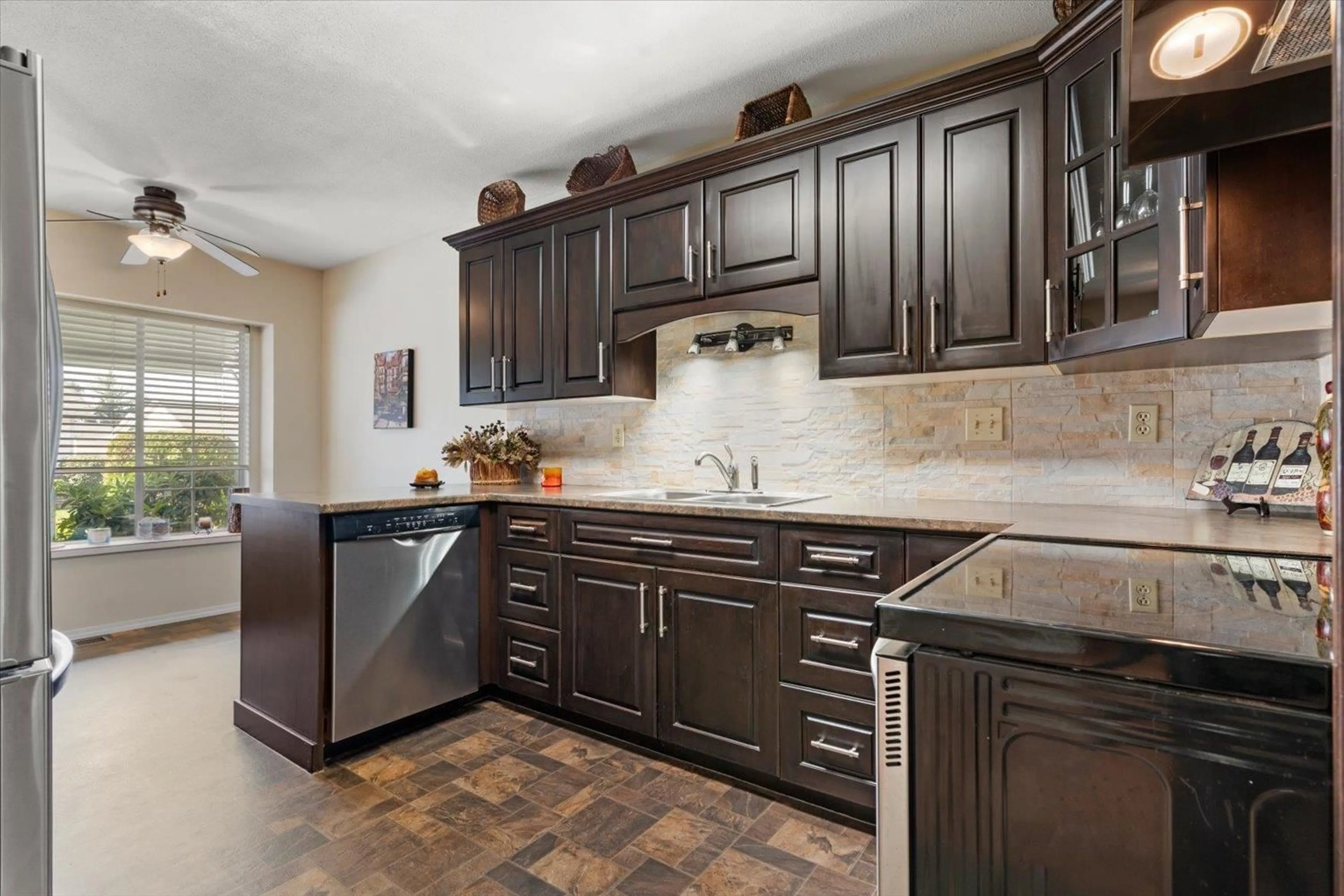 Open concept kitchen, ceramic/tile floor for 14 - 33922 KING ROAD, Abbotsford British Columbia V2S7N1