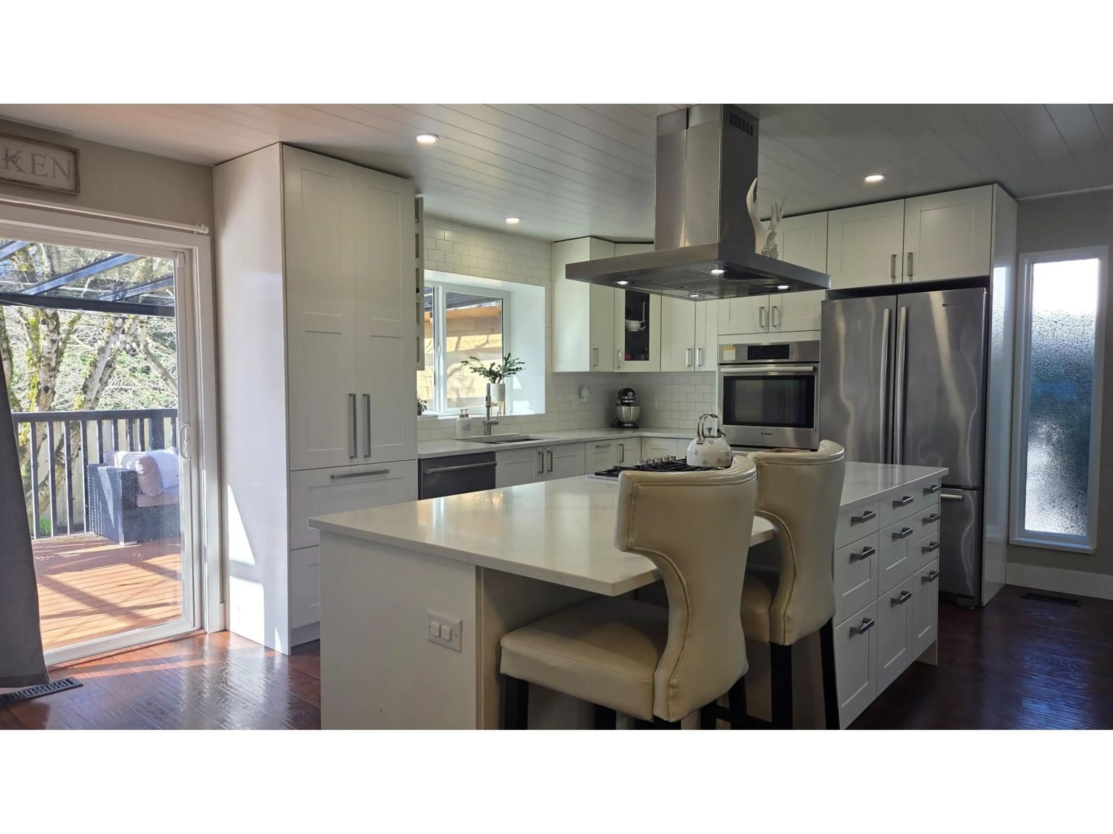 Contemporary kitchen, wood/laminate floor for 2975 GLENSHIEL DRIVE, Abbotsford British Columbia V3G1G8