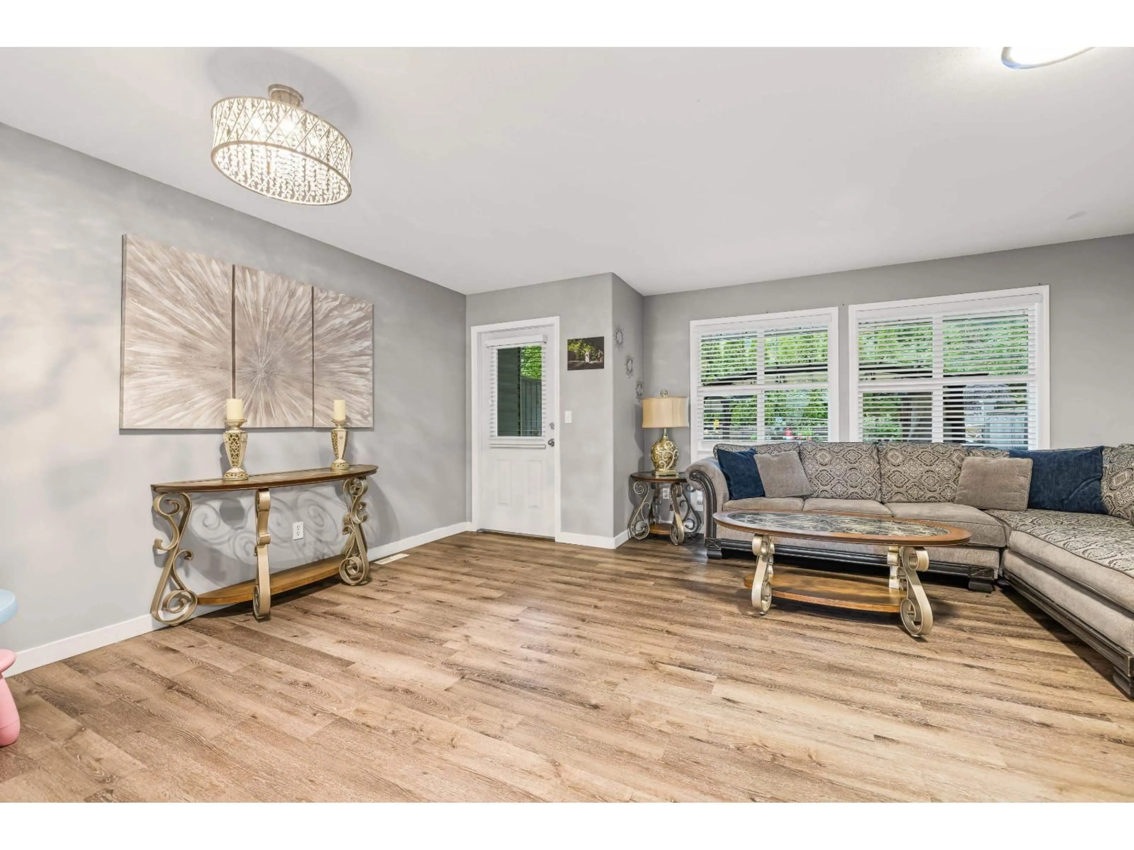 Living room with furniture, wood/laminate floor for 48 - 46906 RUSSELL ROAD, Chilliwack British Columbia V2R5T3