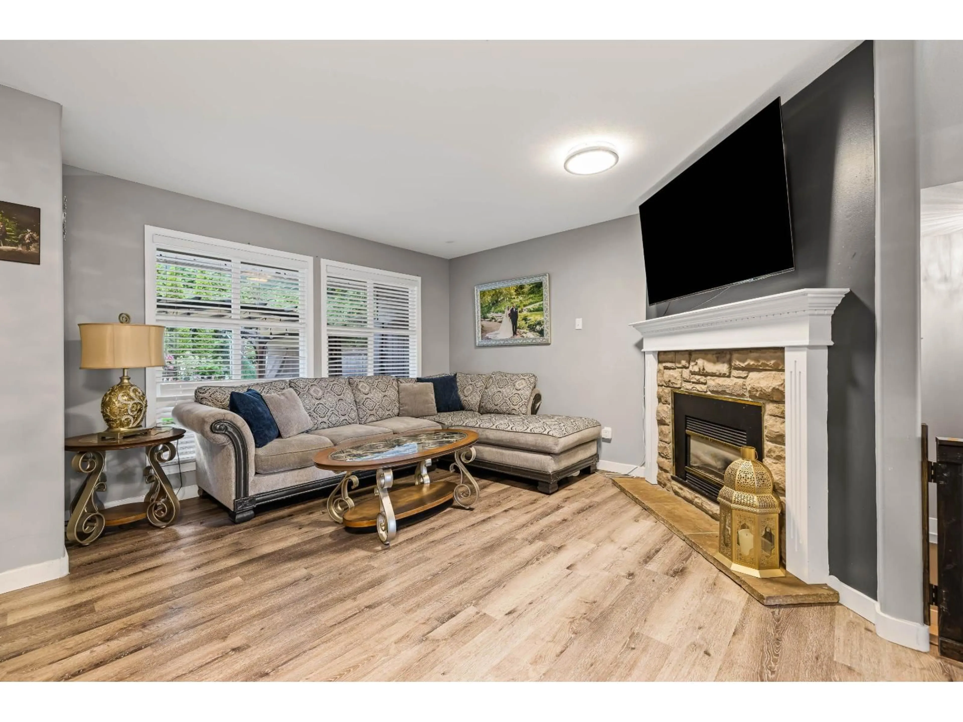 Living room with furniture, wood/laminate floor for 48 - 46906 RUSSELL ROAD, Chilliwack British Columbia V2R5T3