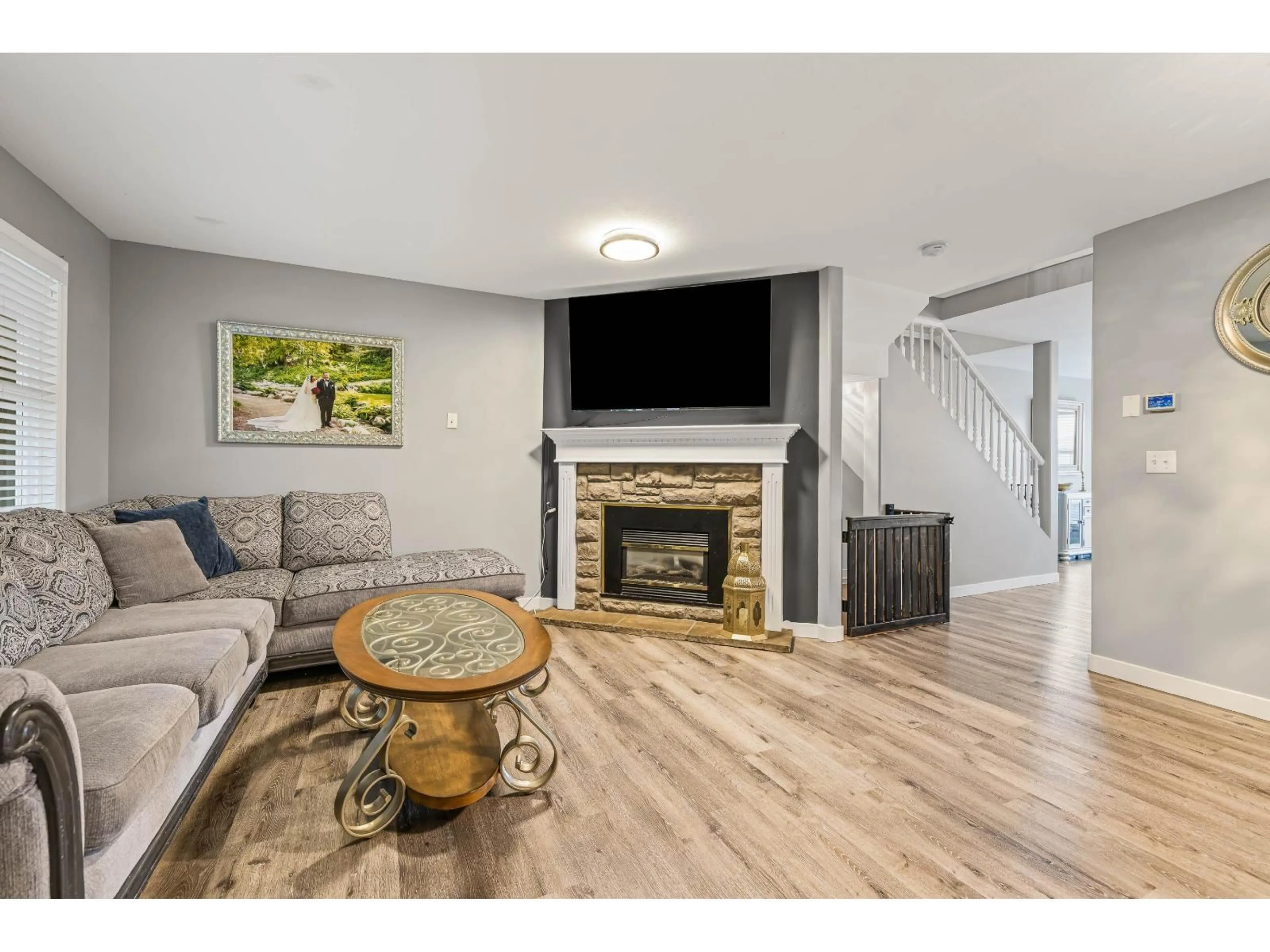 Living room with furniture, wood/laminate floor for 48 - 46906 RUSSELL ROAD, Chilliwack British Columbia V2R5T3