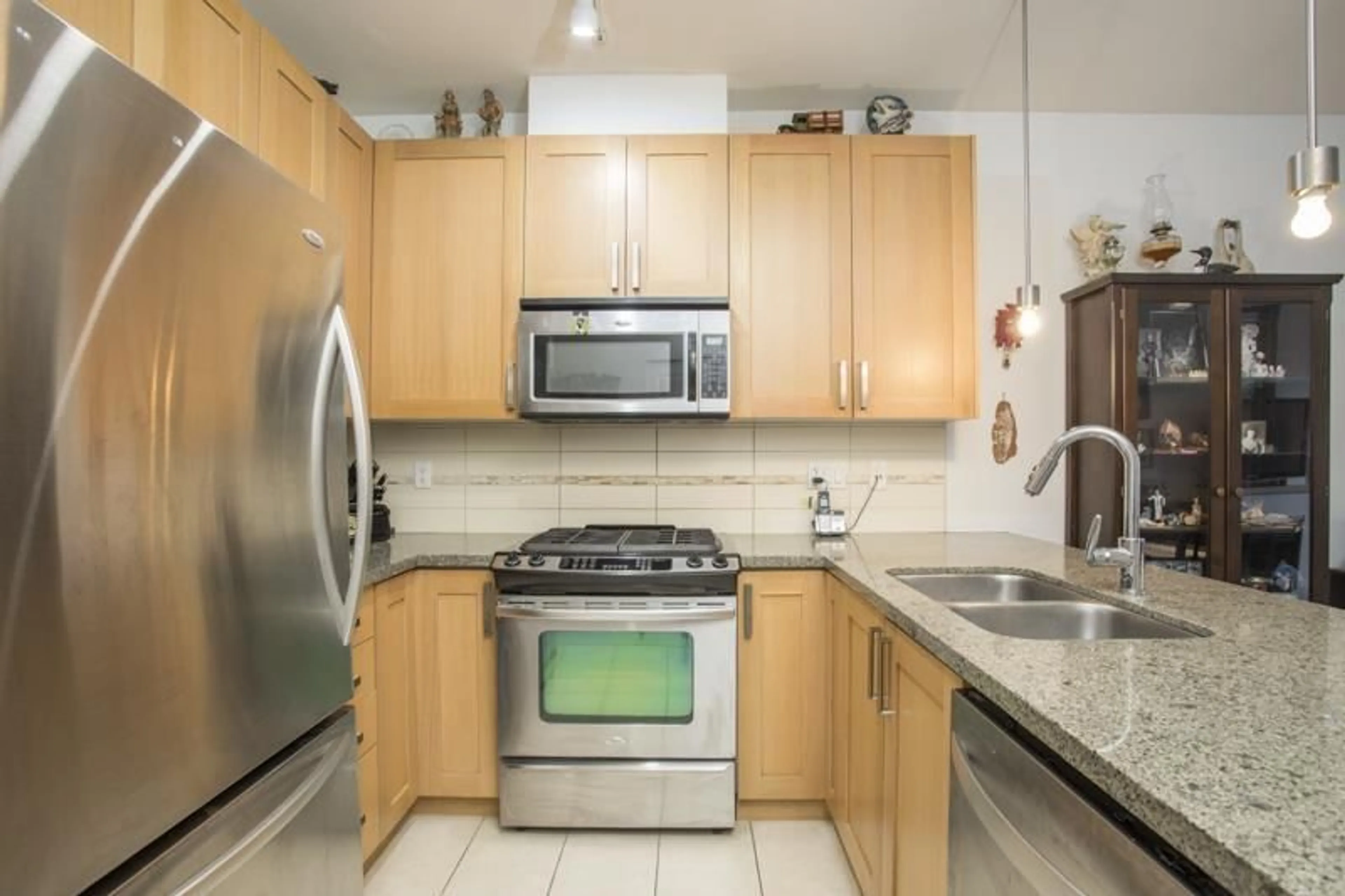 Standard kitchen, ceramic/tile floor for 223 - 15988 26 AVENUE, Surrey British Columbia V3Z5K3
